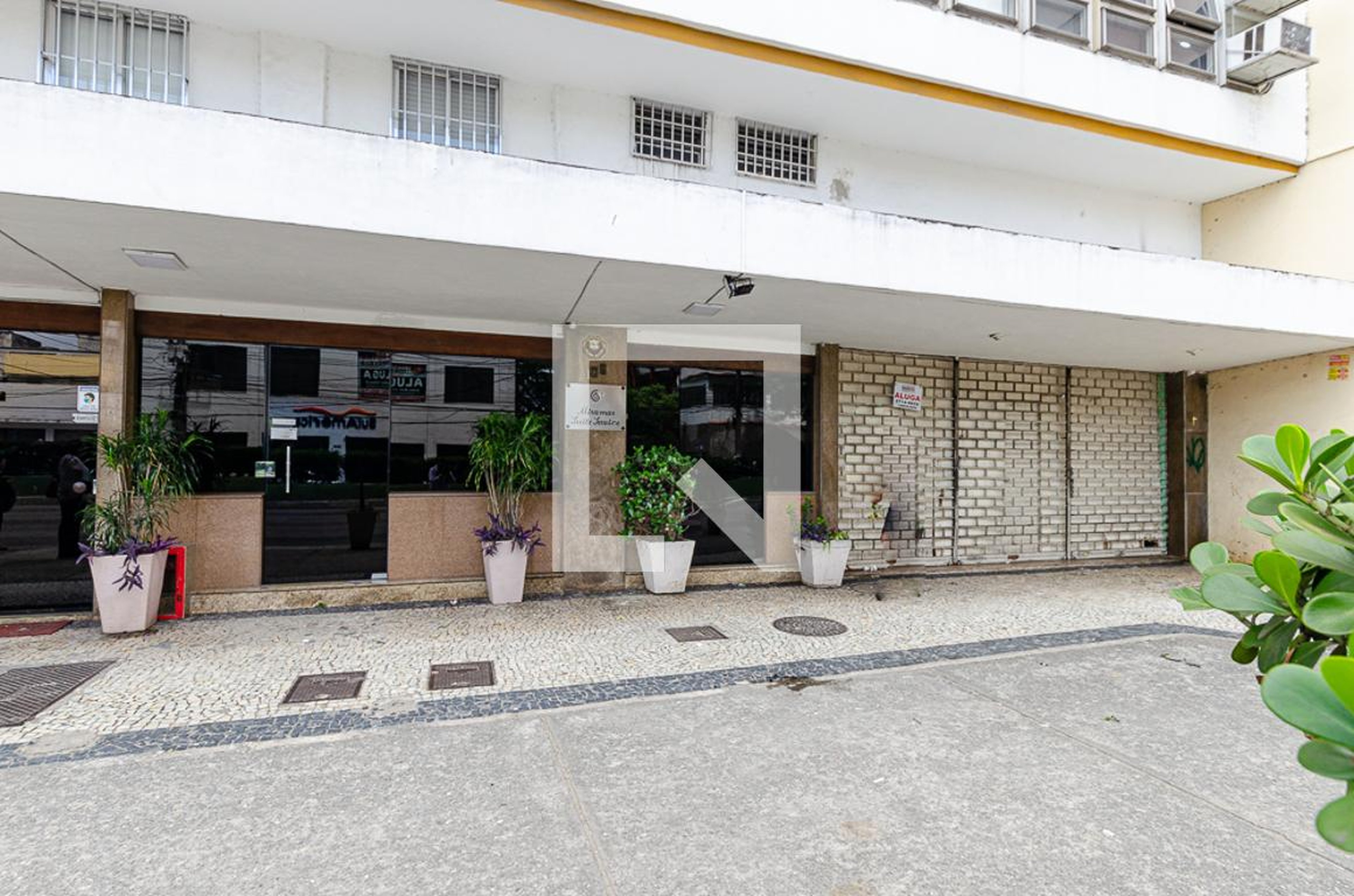 Entrada - Miramar Suite Service