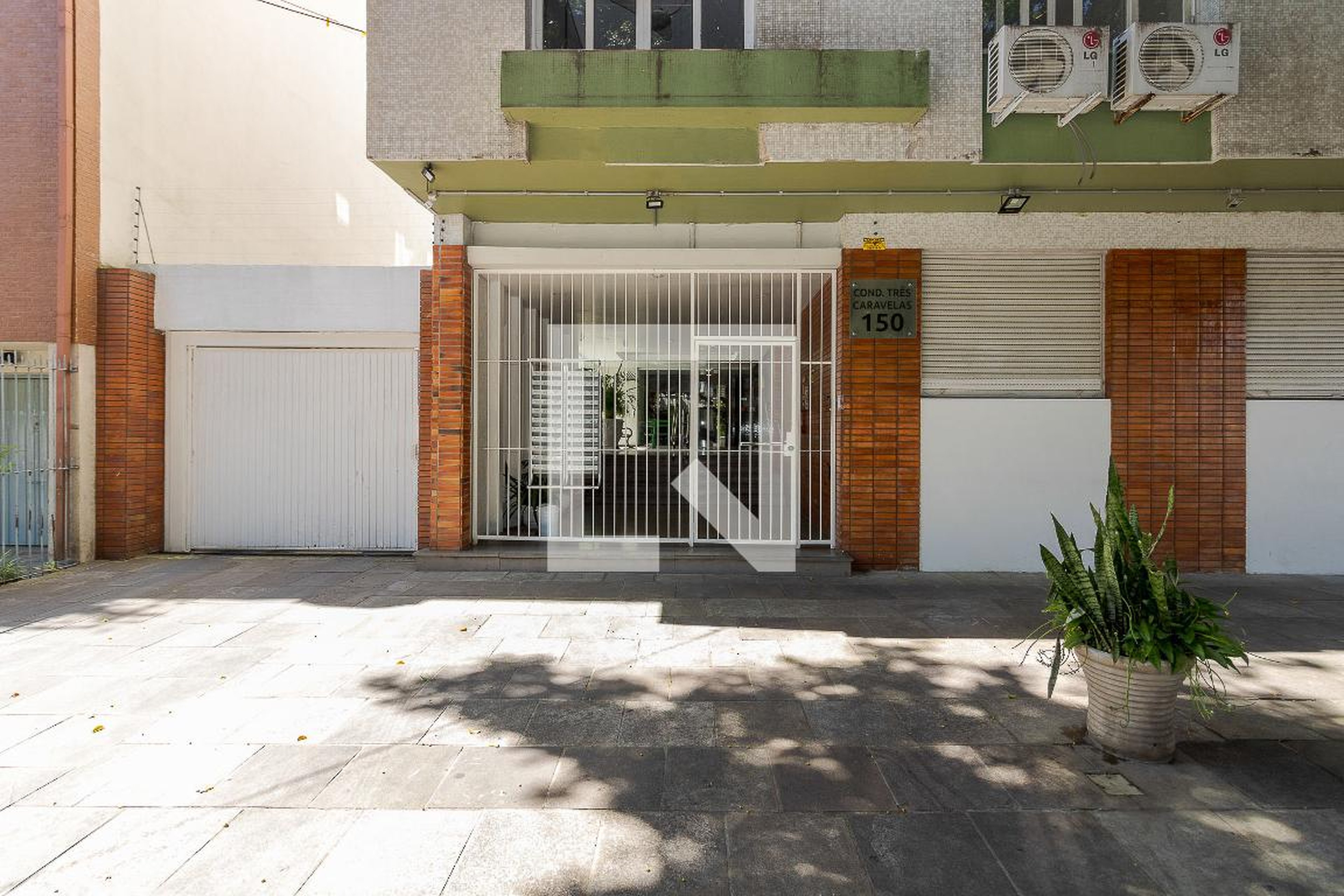 Fachada do Condomínio Edifício Três Caravelas