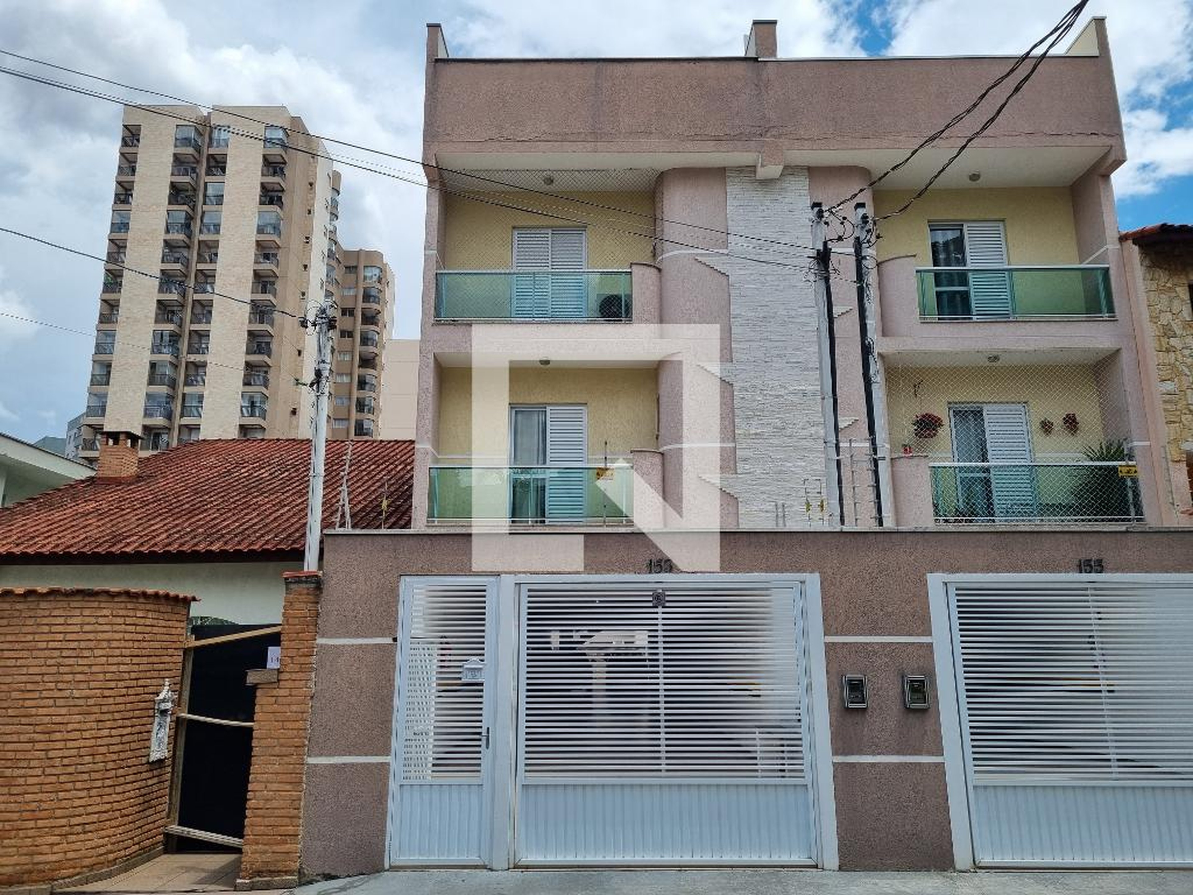 Fachada Condomínio em Rua Rio Preto, 153