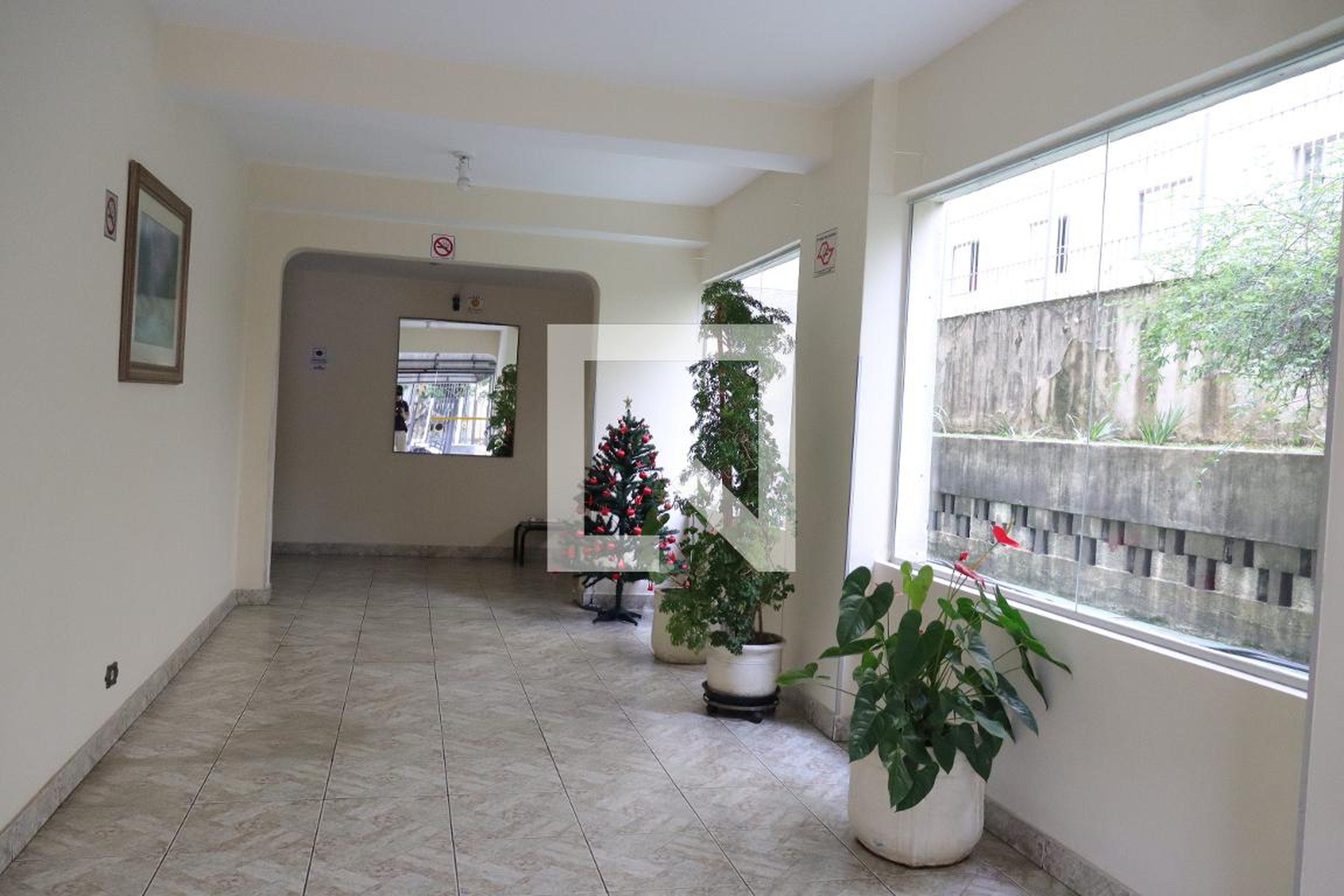 Hall social Condomínio em Rua dos Jatobás, 1498