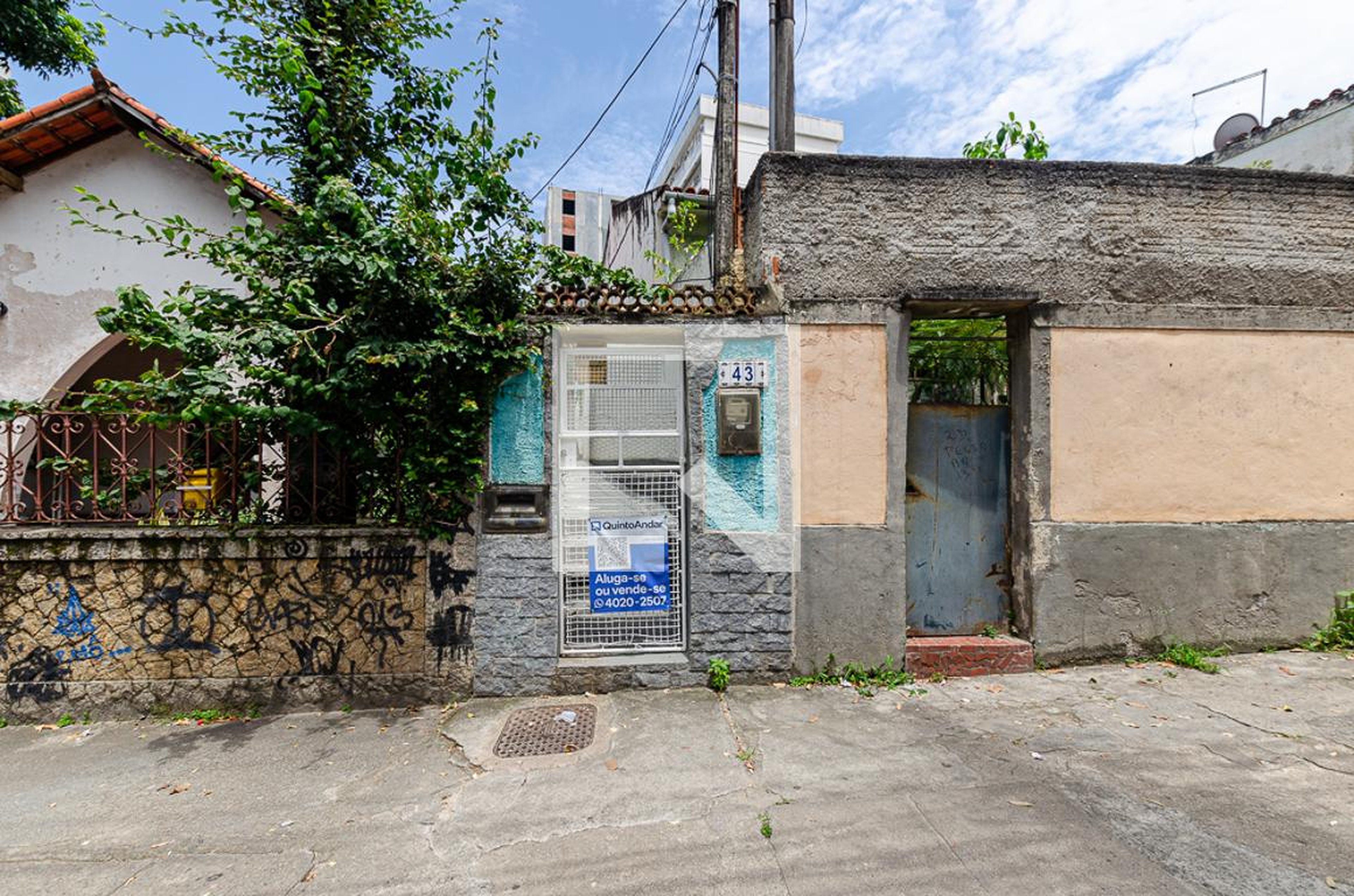 Entrada Condomínio em Rua Doutor Beltrao, 43