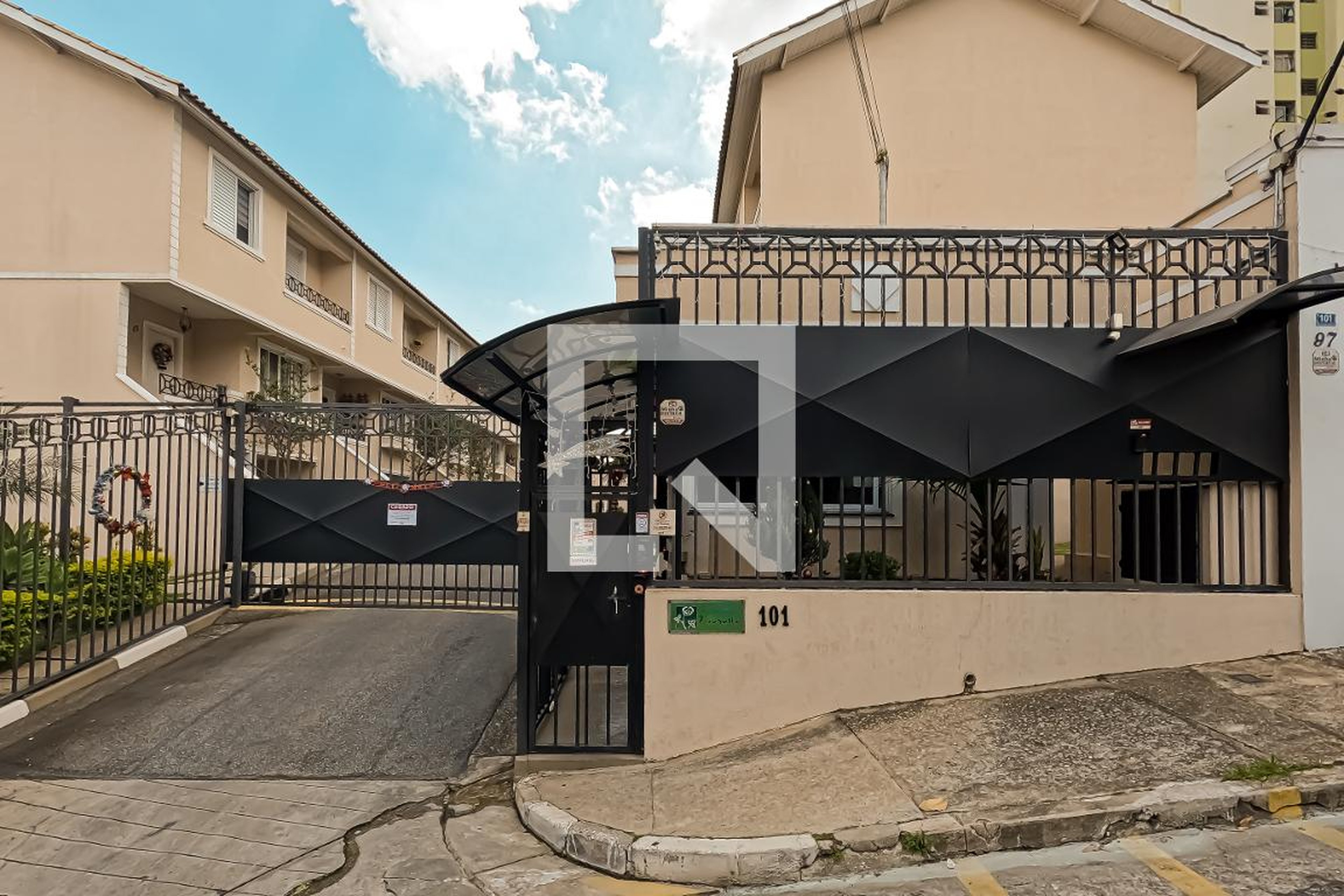 Fachada do Condomínio Condomínio Village Augusta