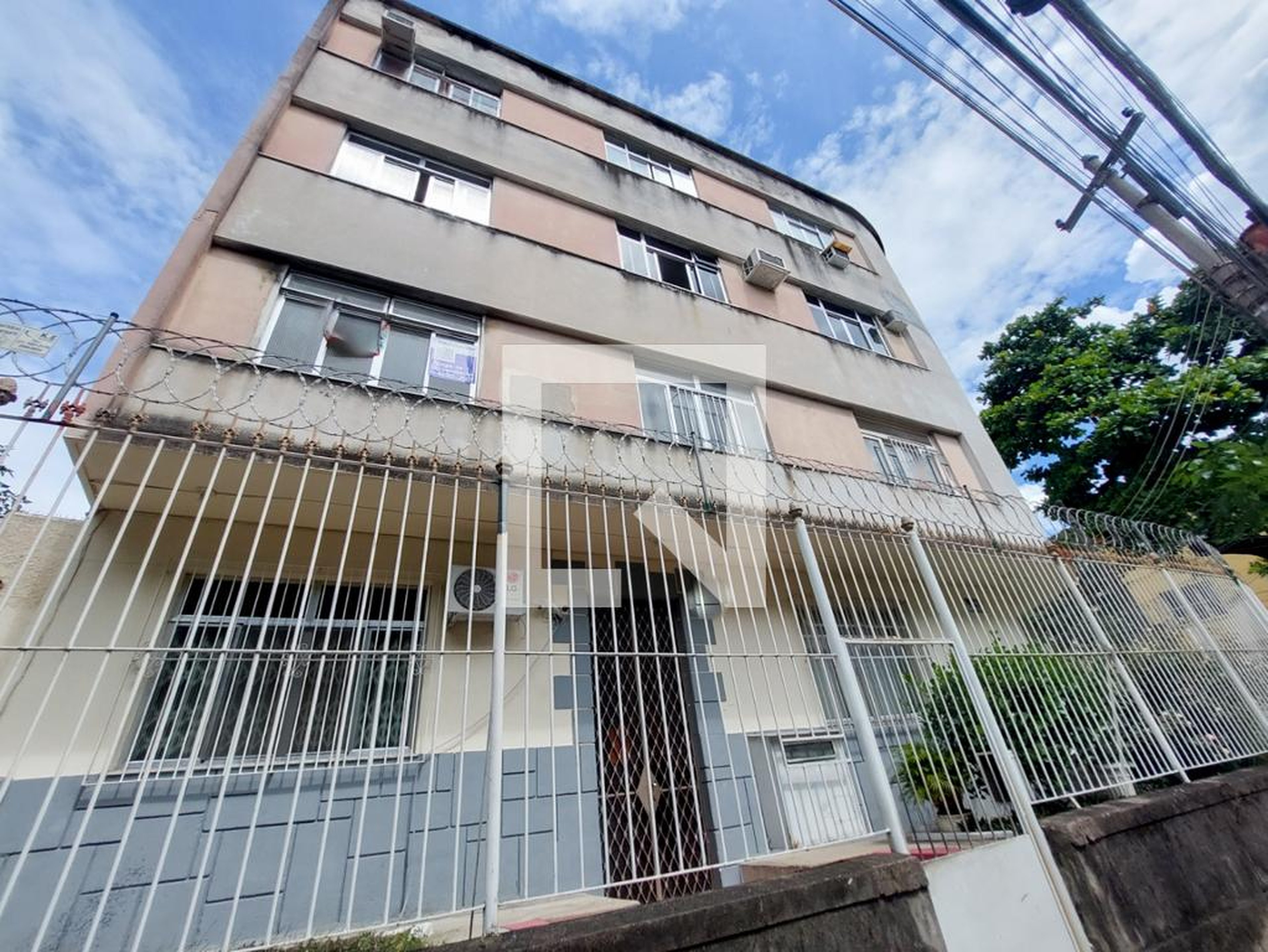 Fachada Condomínio em Rua Gregório Neves, 131