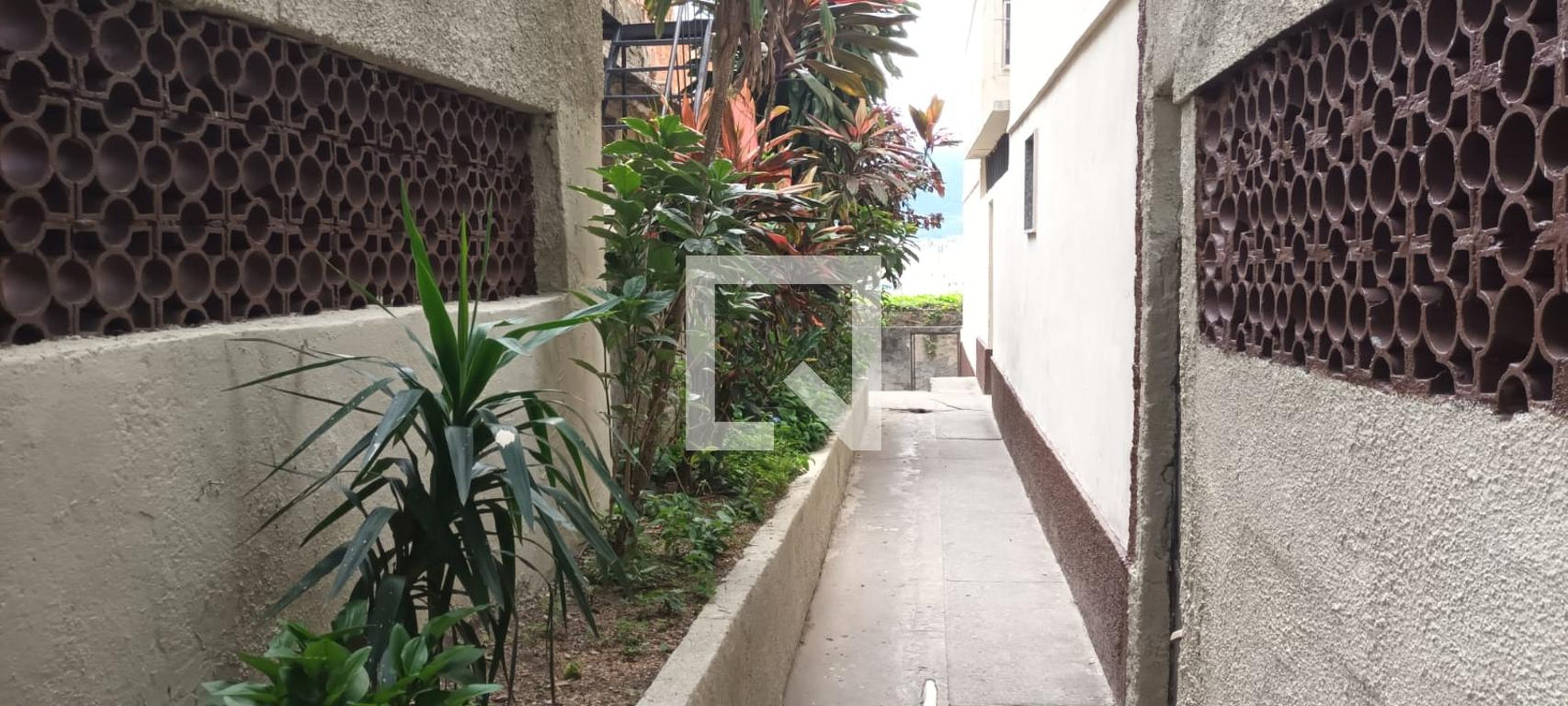 Entrada Condomínio em Rua Lins de Vasconcelos, 302