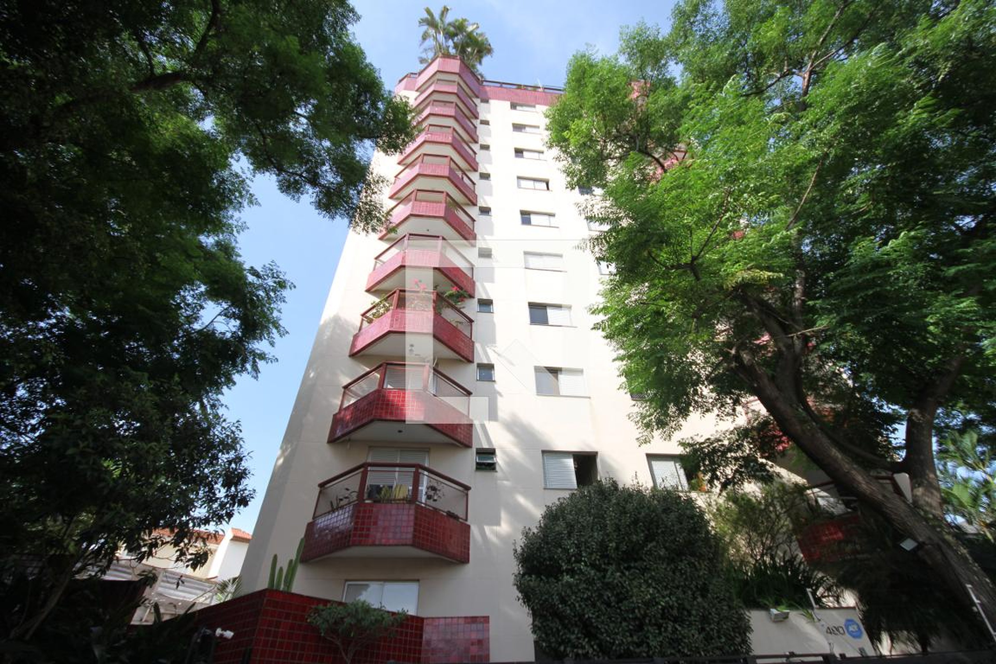 Fachada Condomínio em Rua Carlos Petit, 59