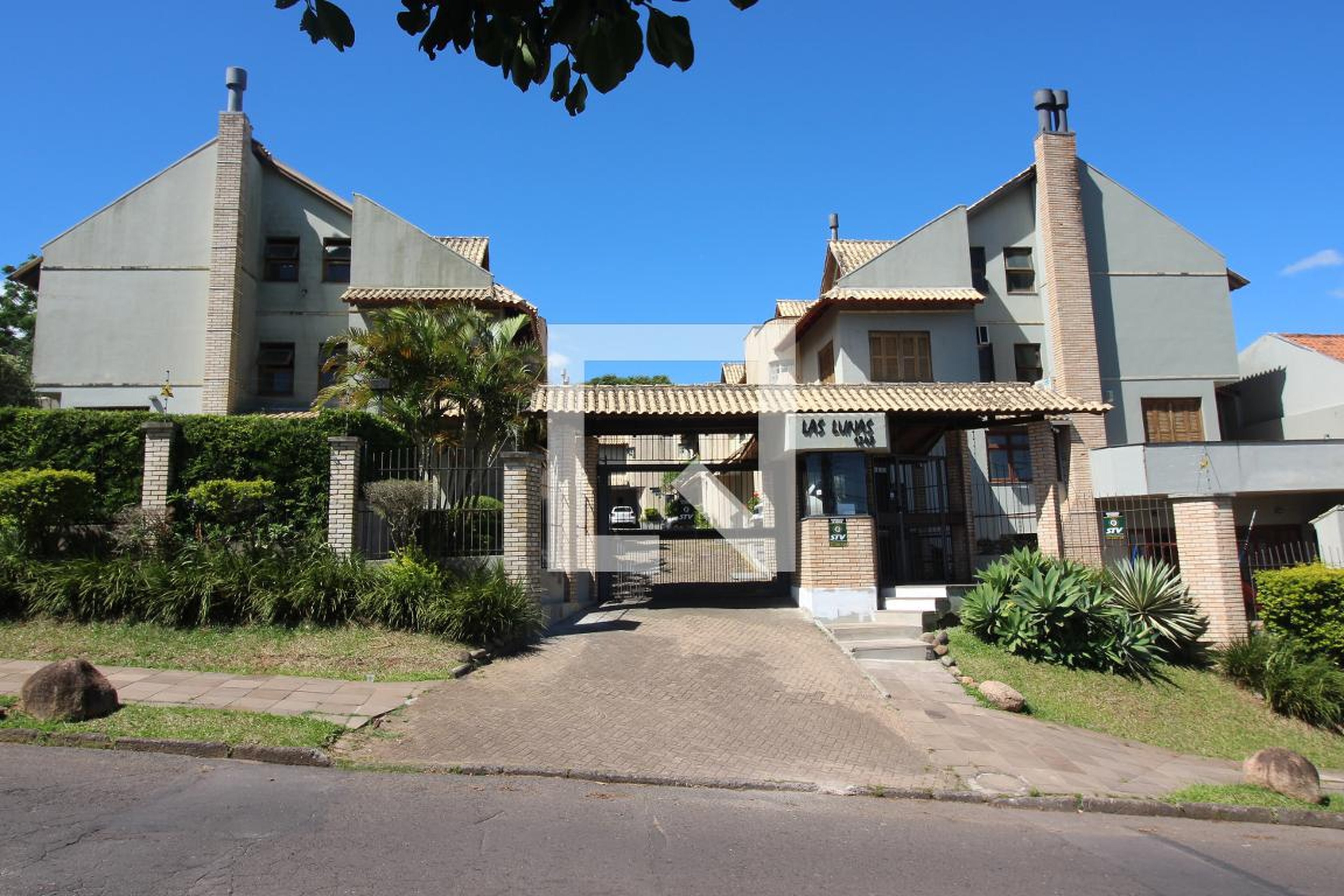 Fachada do Condomínio Condomínio Las Lunas