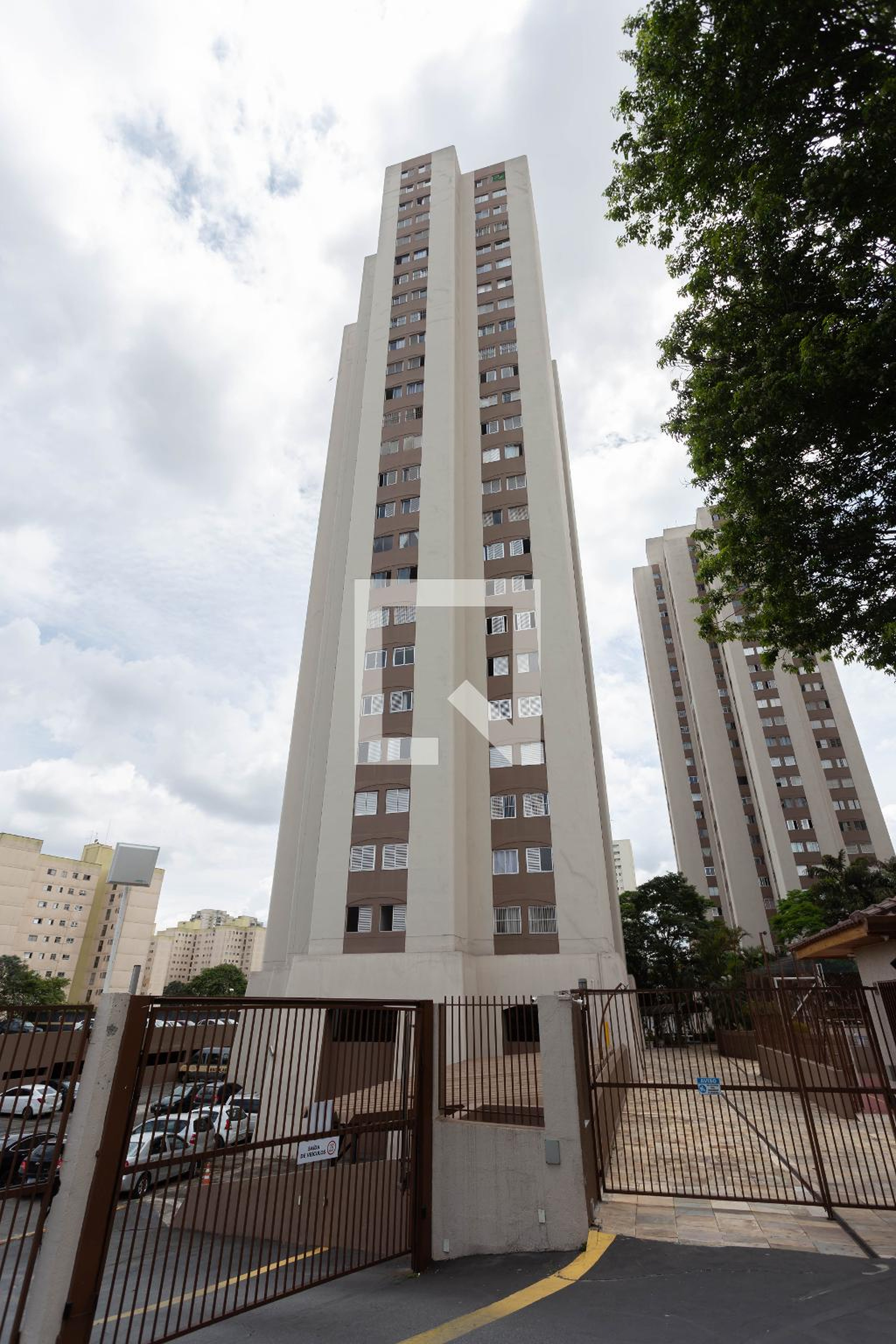 Fachada Condomínio em Rua Léo de Morais, 113