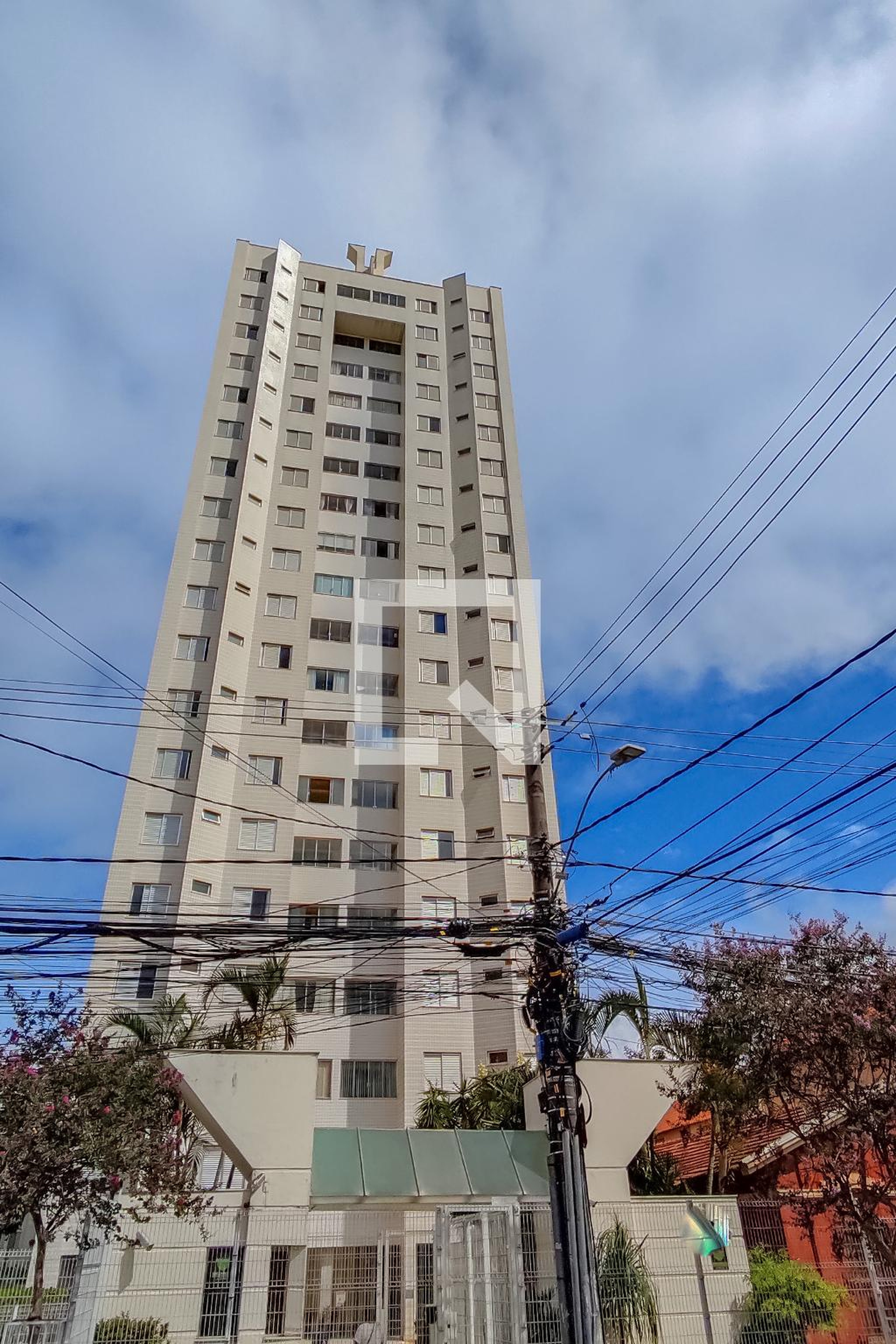 Fachada Condomínio em Rua Hermilo Alves, 384