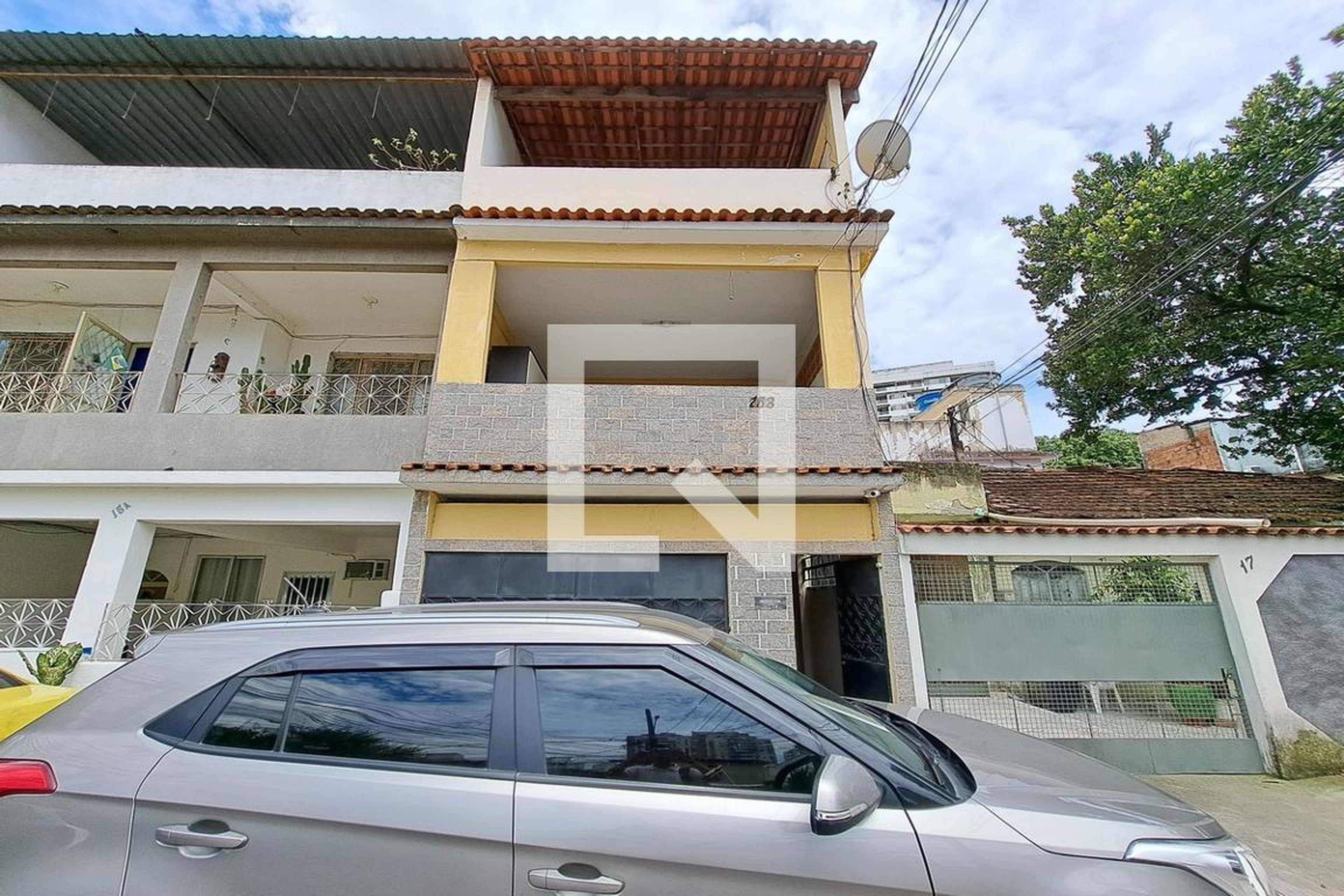 Fachada Condomínio em Rua Henrique Scheid, 649