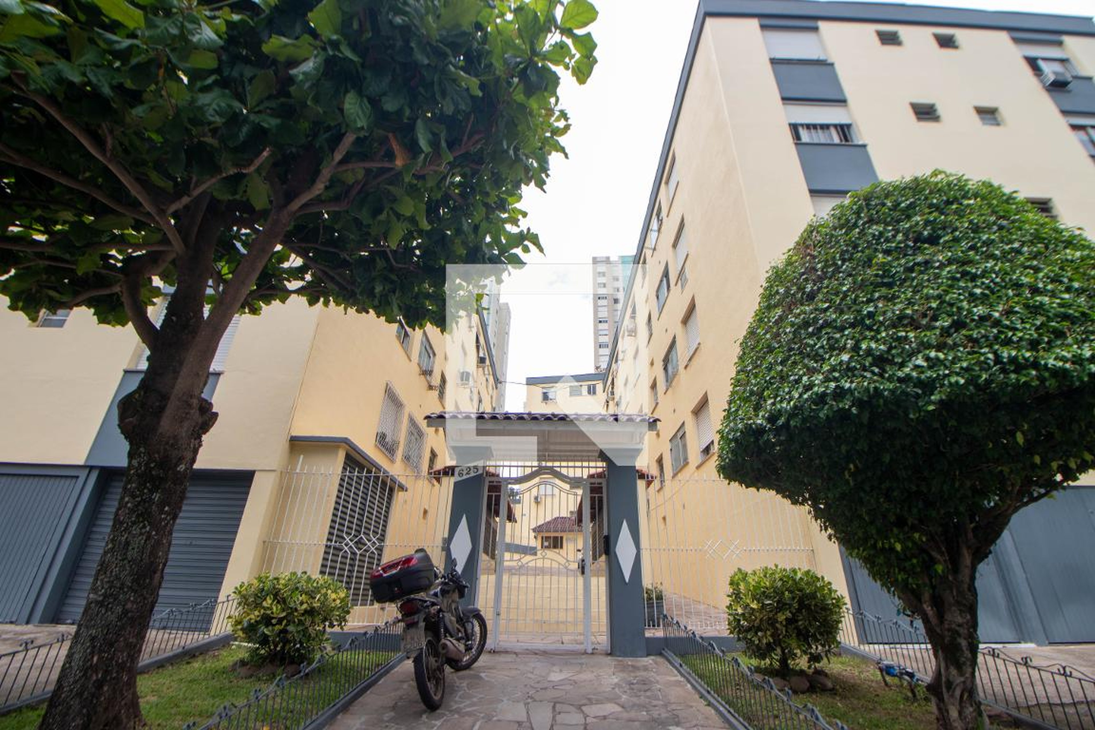 Fachada do Condomínio Edifício Jardim de Alcantara