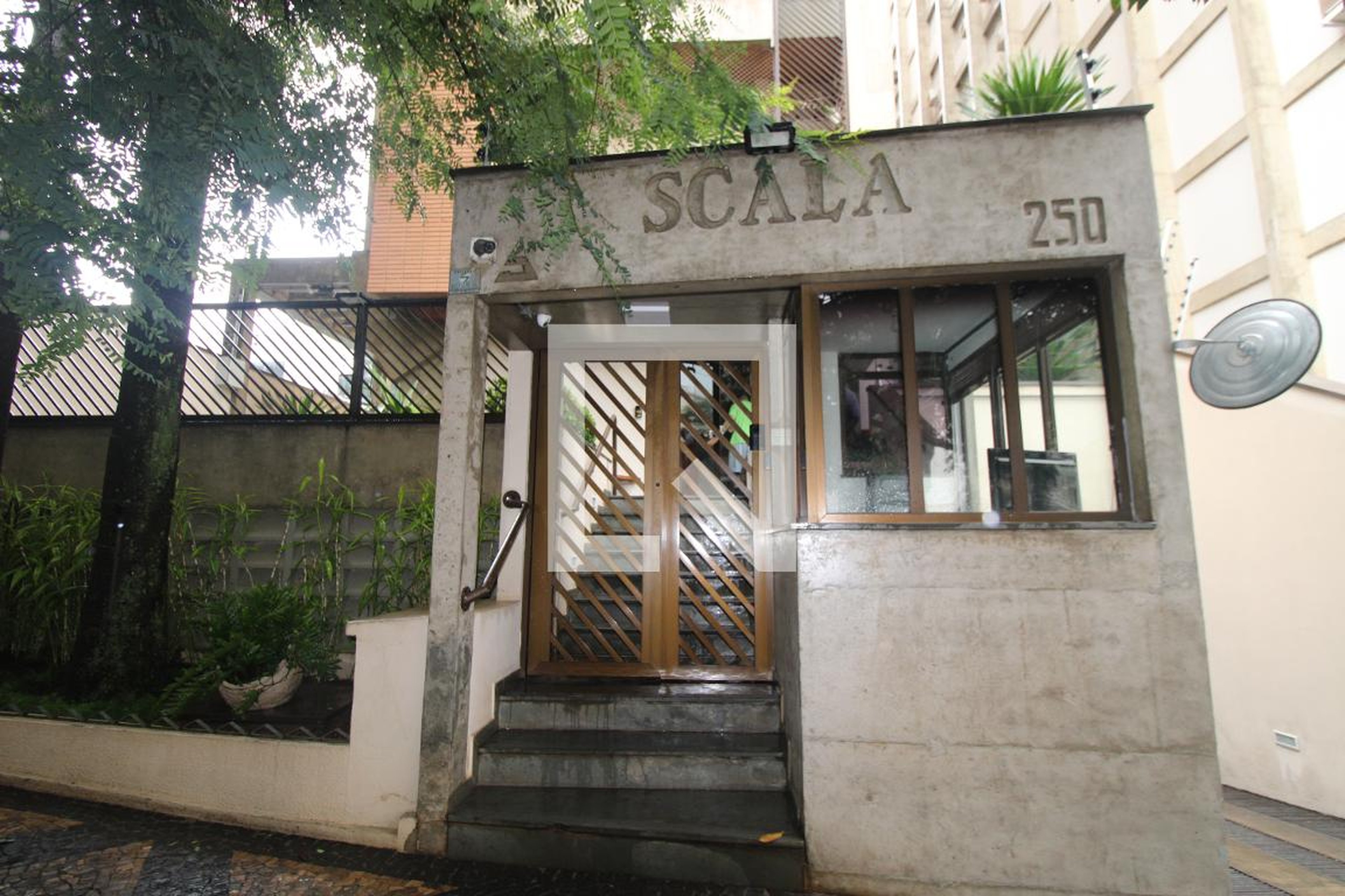 Fachada do Condomínio Condomínio Scala