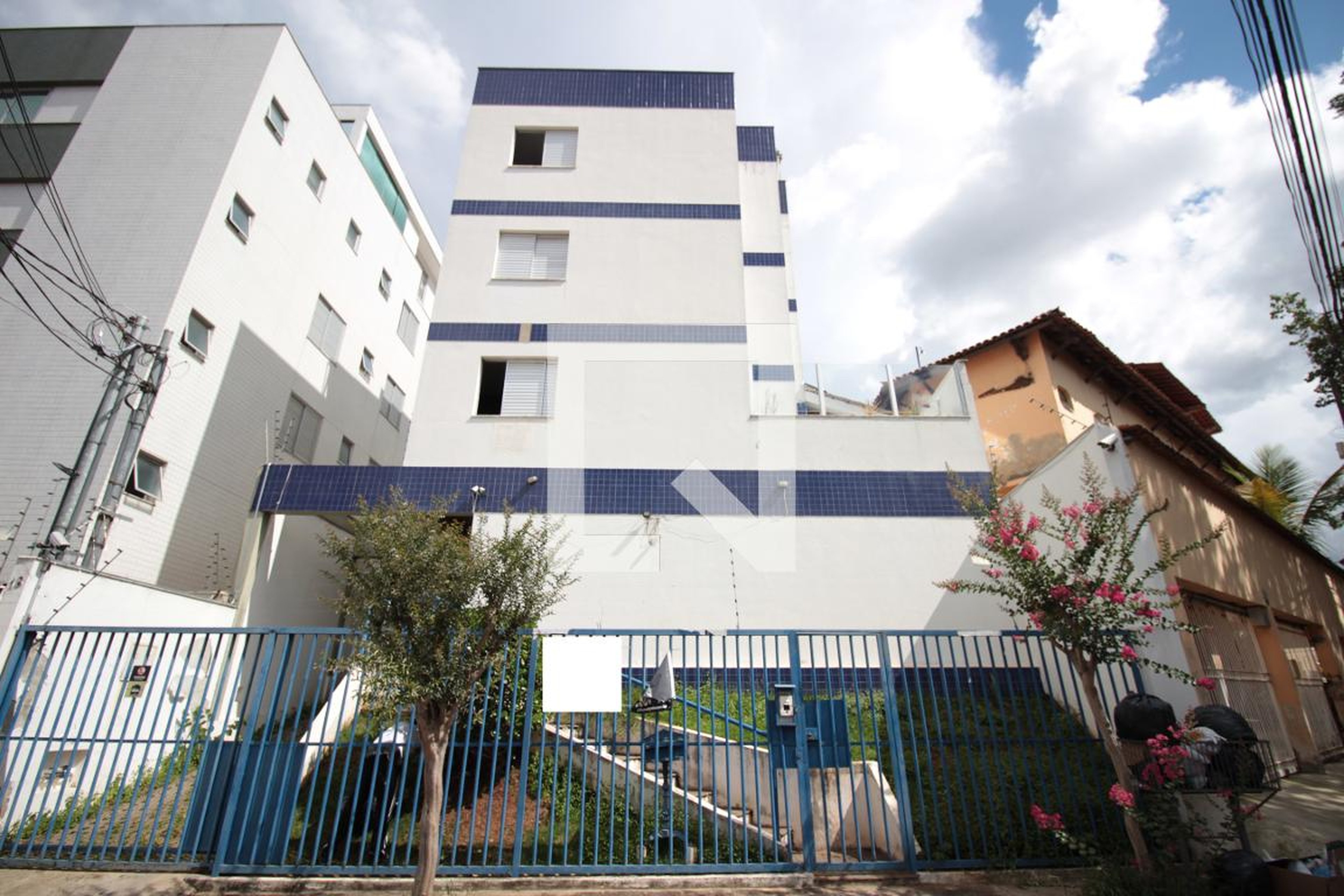 Fachada Condomínio em Rua Miramar, 18