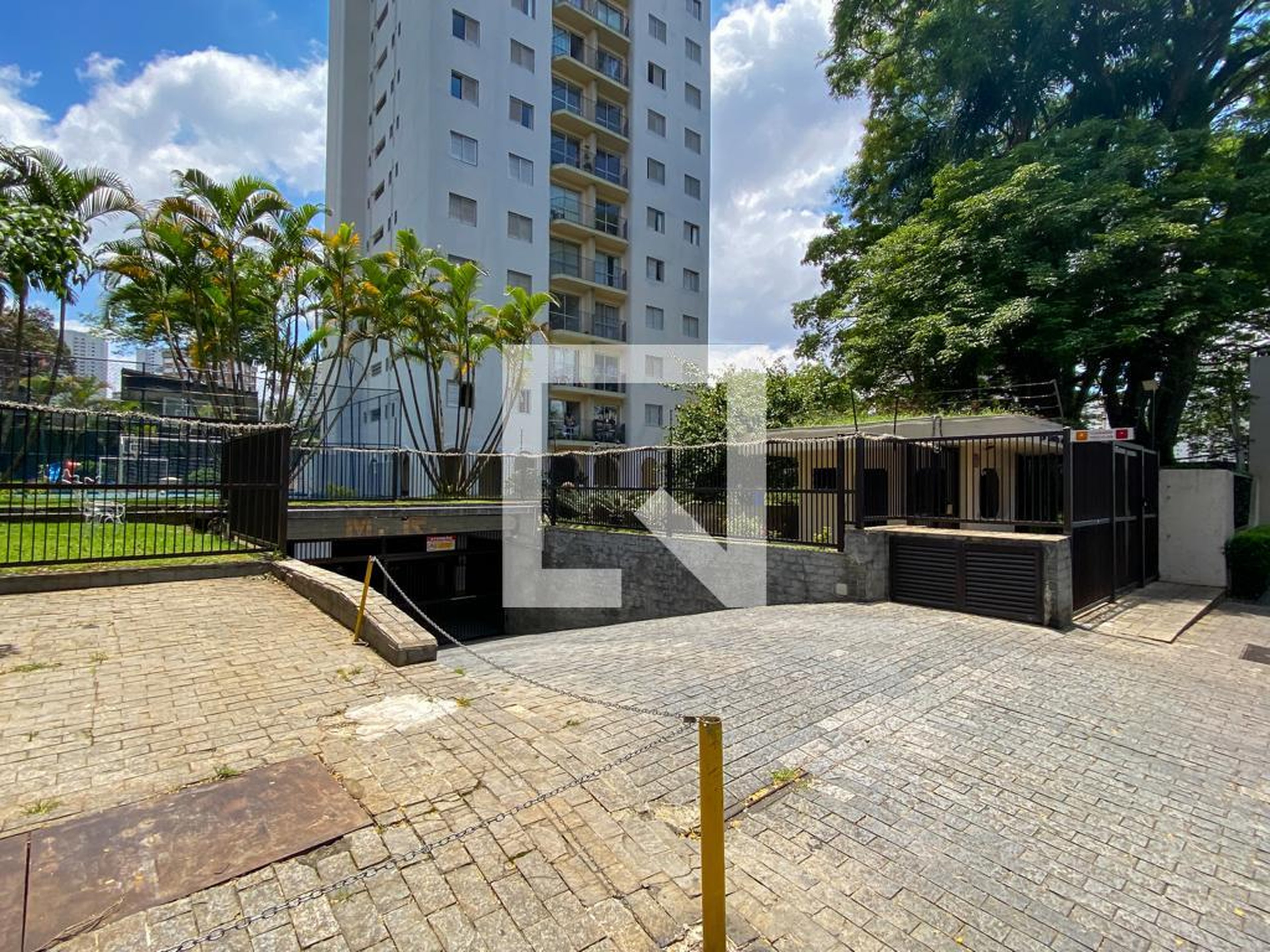 Fachada do Condomínio Edifício Martha Regina