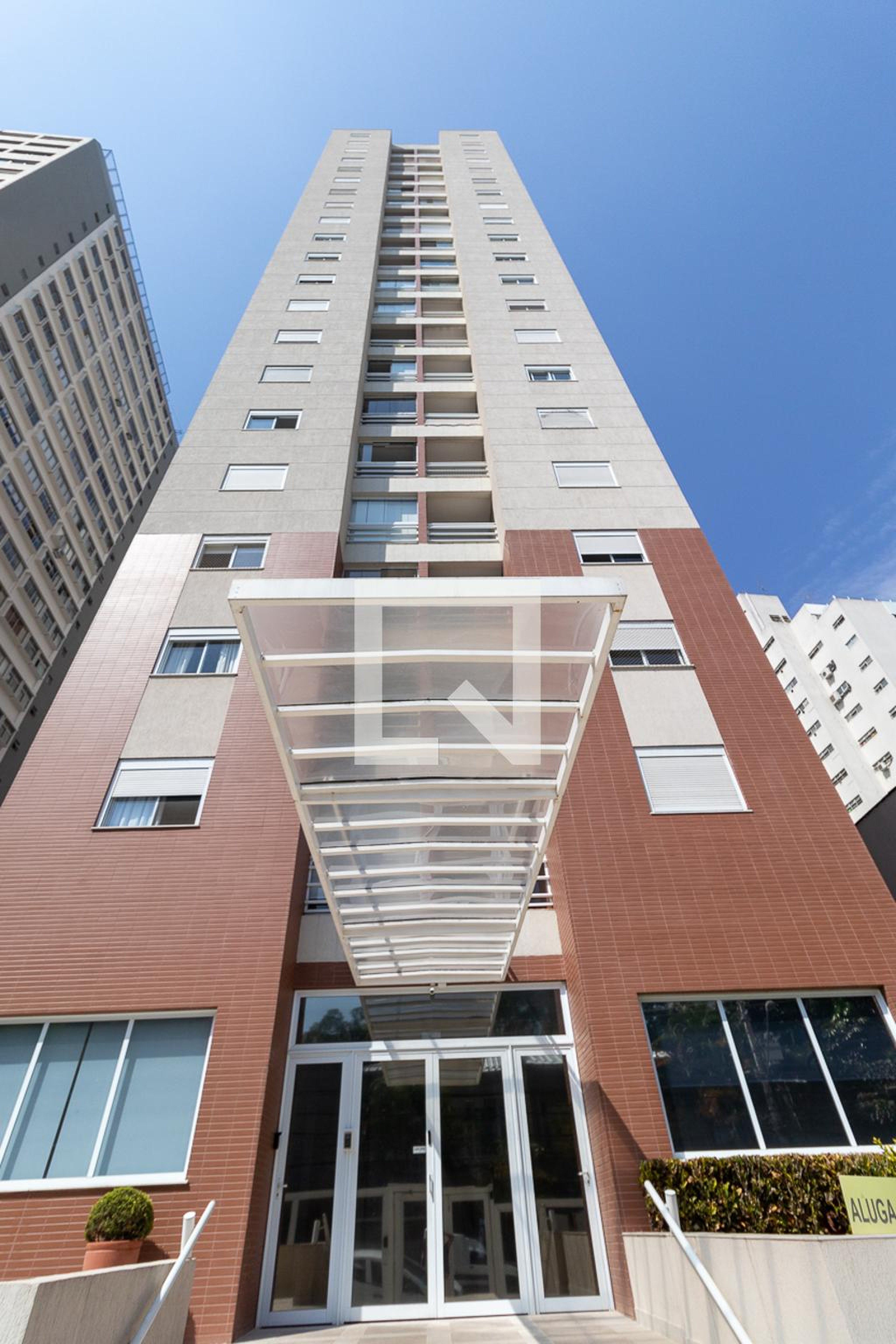 Fachada Condomínio em Rua Pamplona, 1586