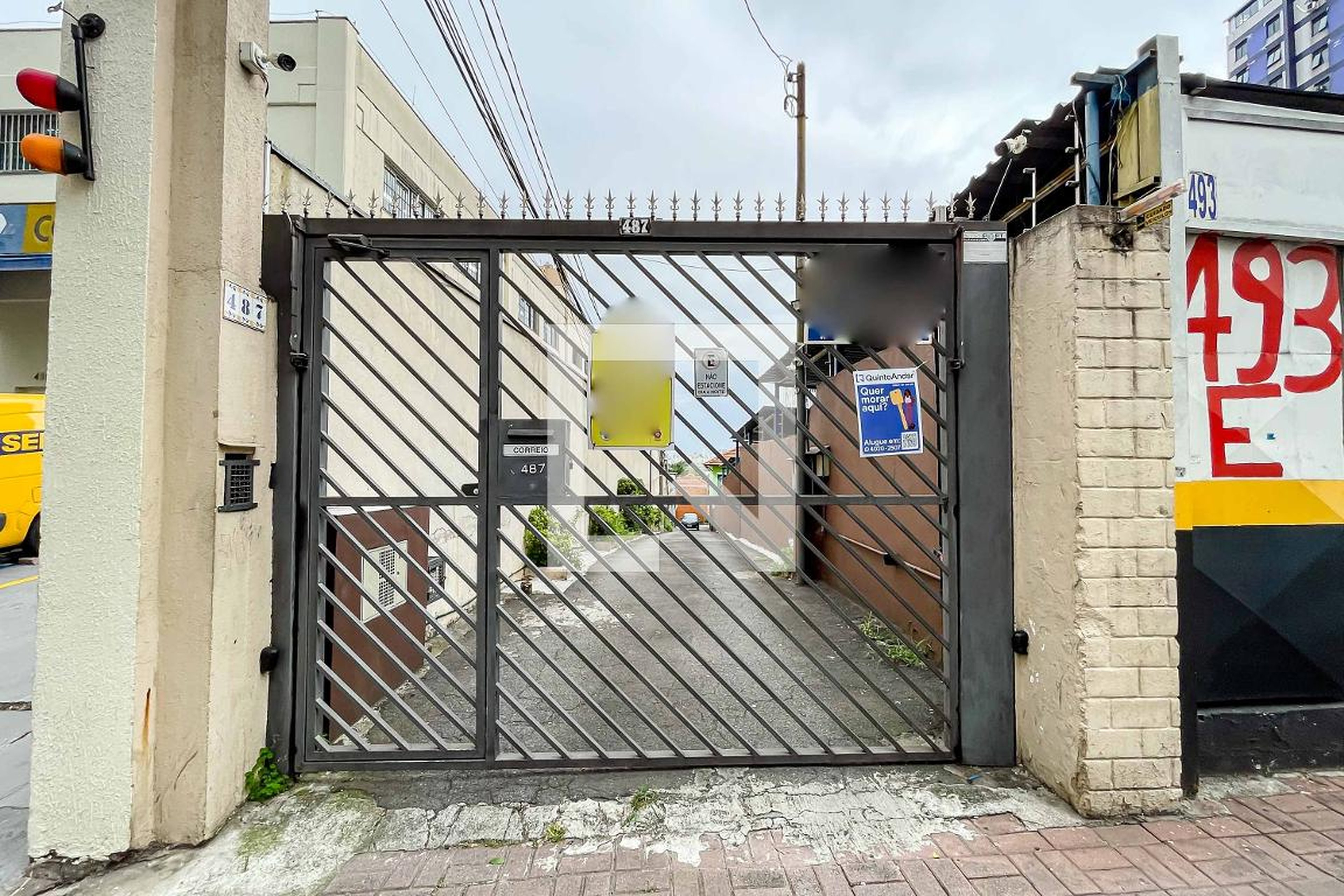 Fachada Condomínio em Rua Alfredo Pujol, 487