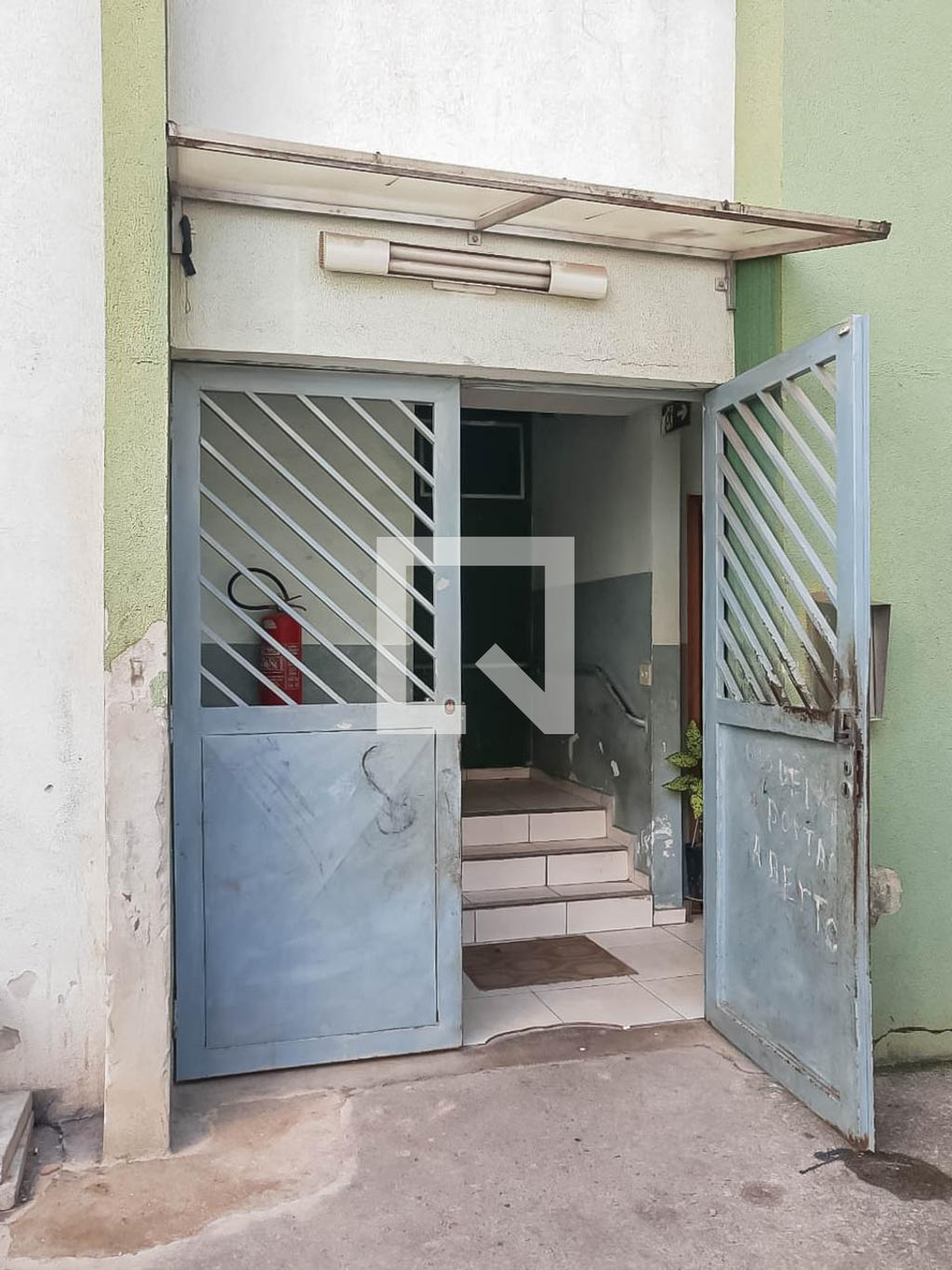 Entrada Condomínio em Rua das Laranjeiras, 10