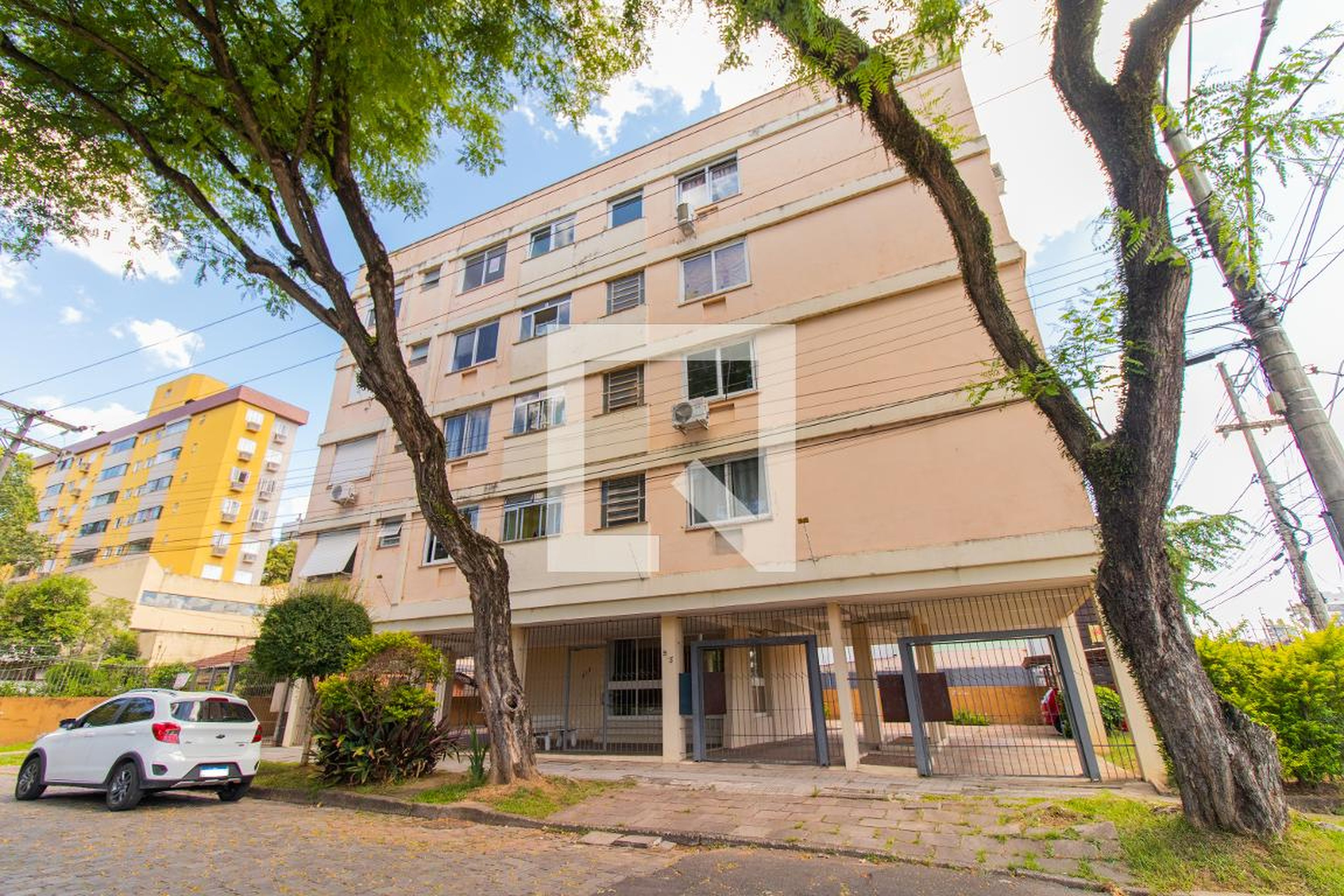 Fachada Condomínio em Rua Felizardo, 913