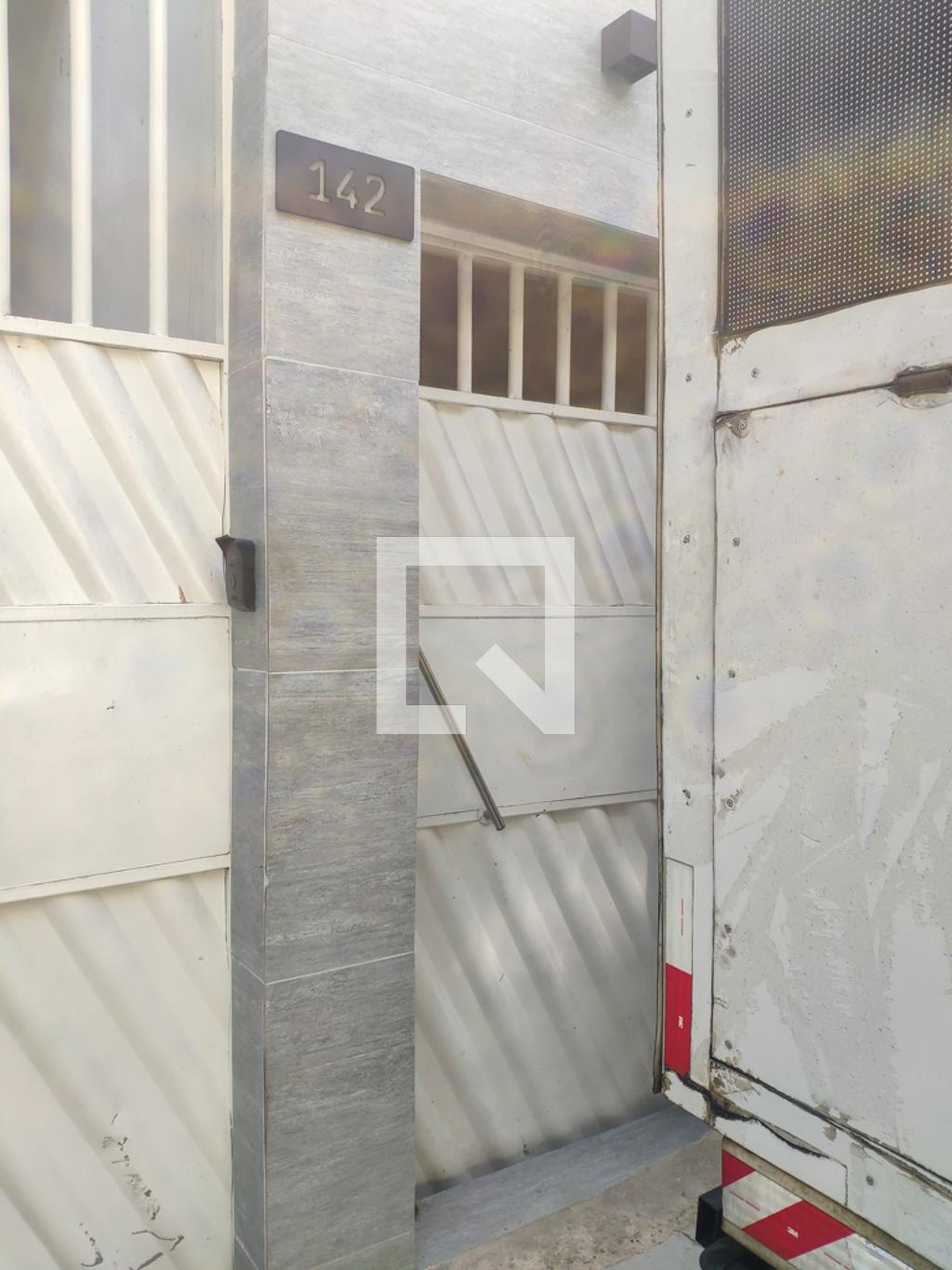 Entrada Condomínio em Rua Estevão Silva, 142