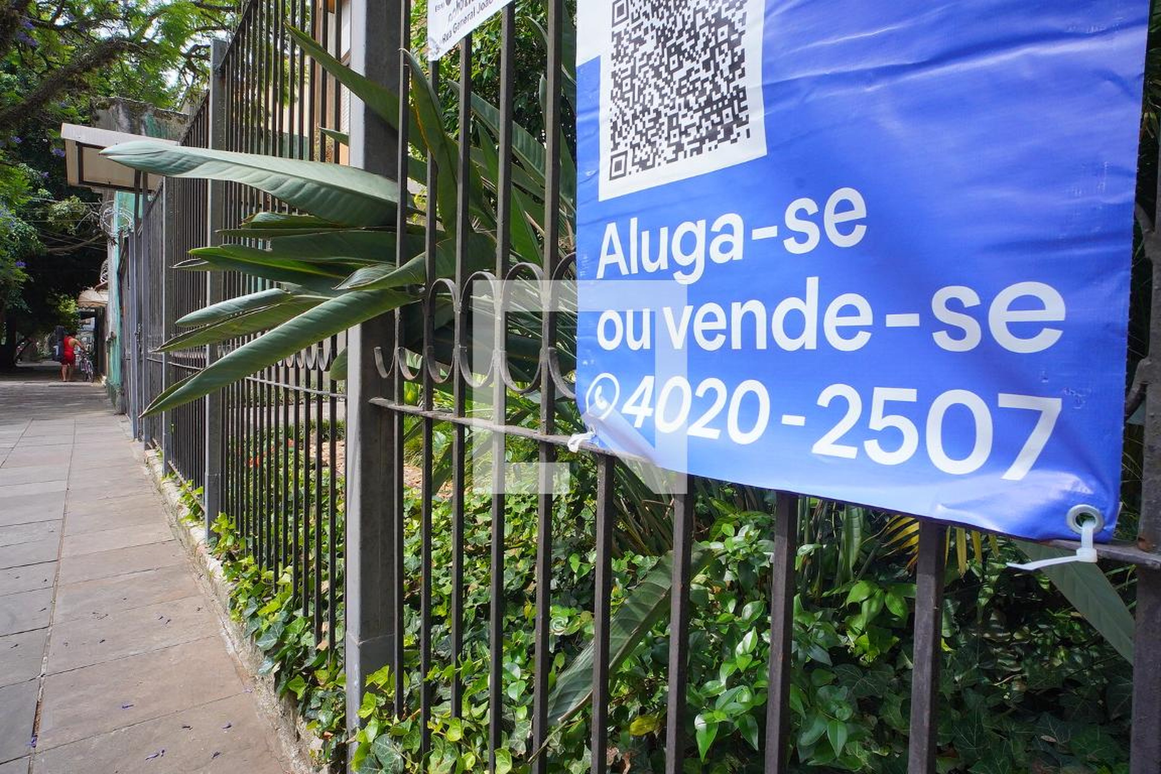 Fachada Condomínio em Rua Tomaz Flores, 296
