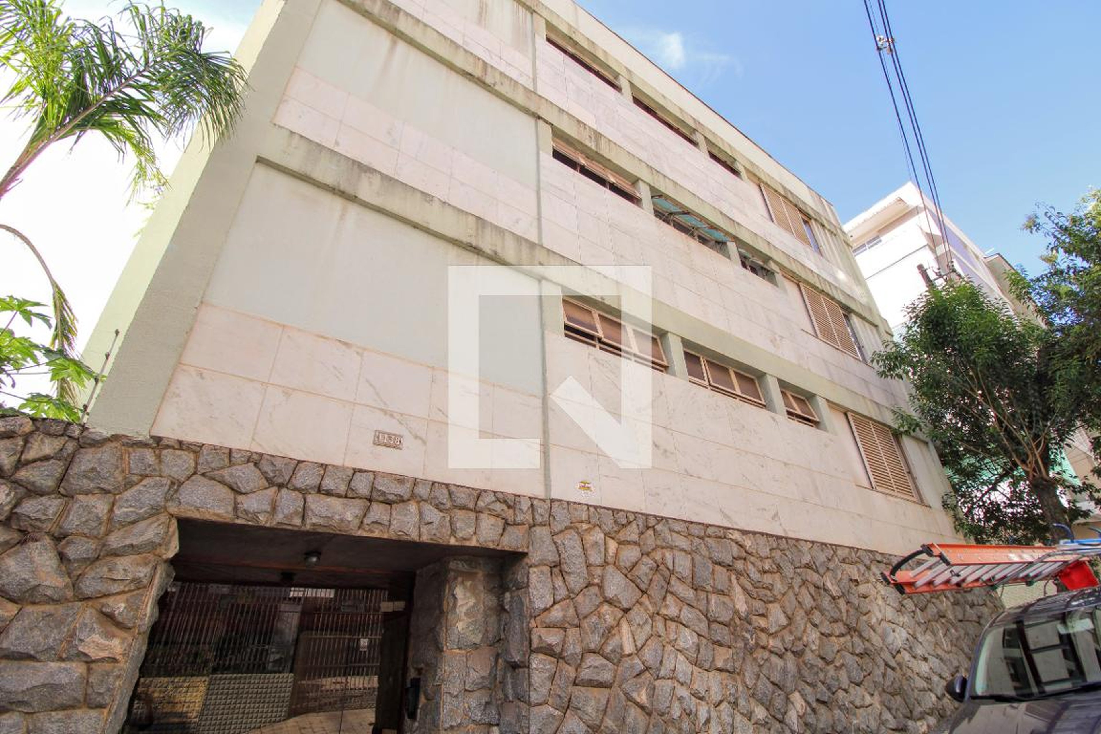 Fachada Condomínio em Rua Bambuí, 1138