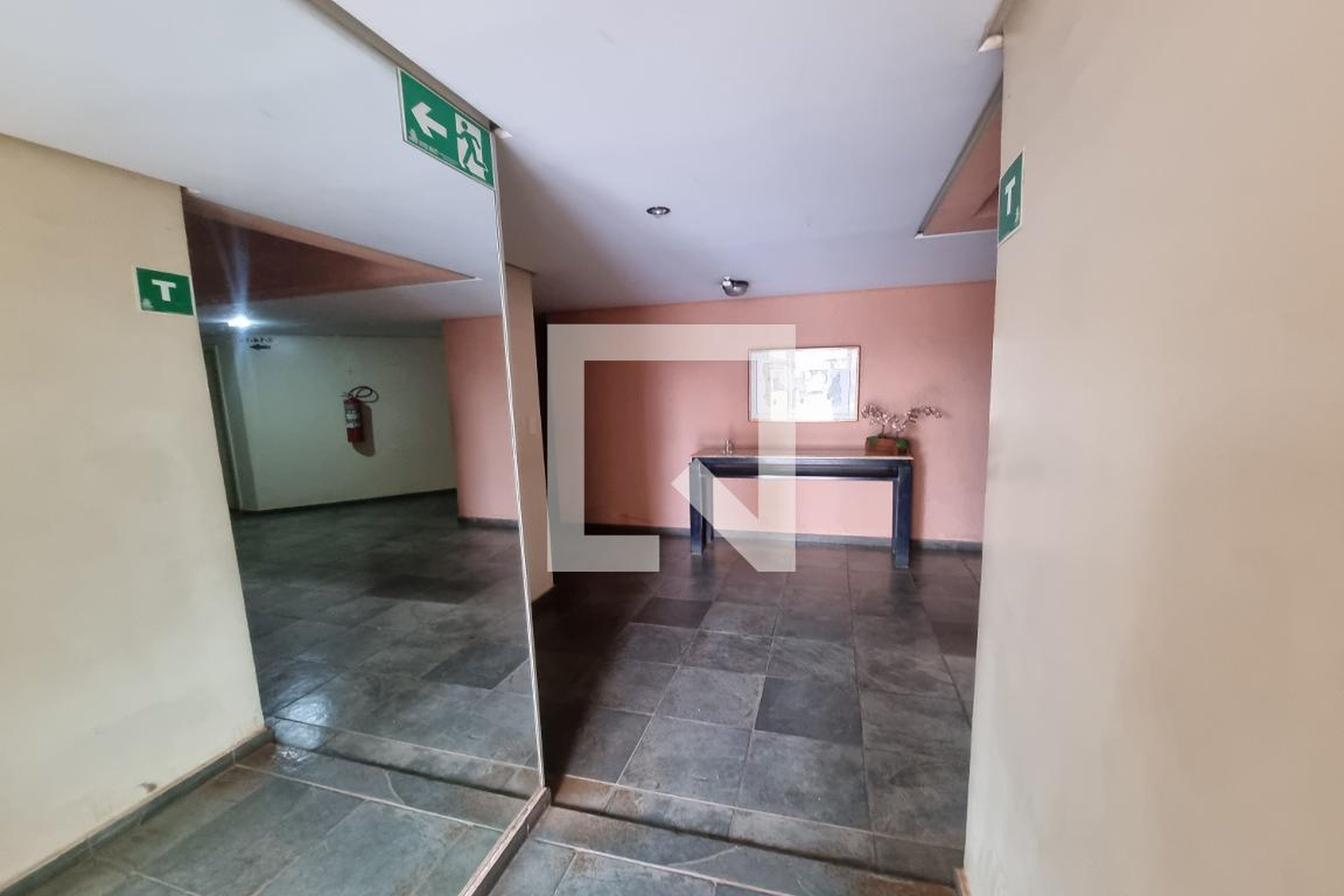 Hall do Prédio - Merit Cafe