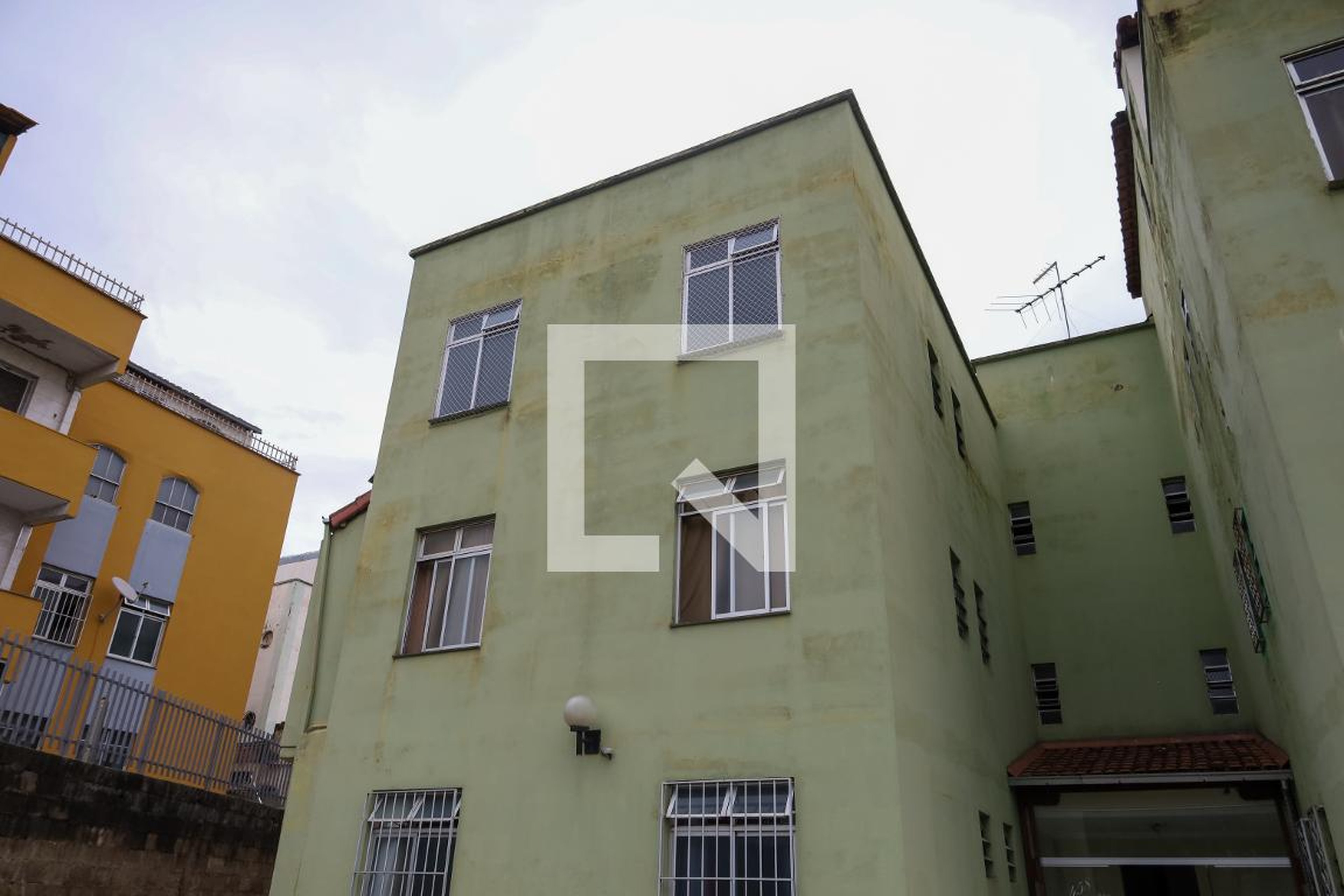 Fachada Condomínio em Rua Oscár Negrão de Lima, 458