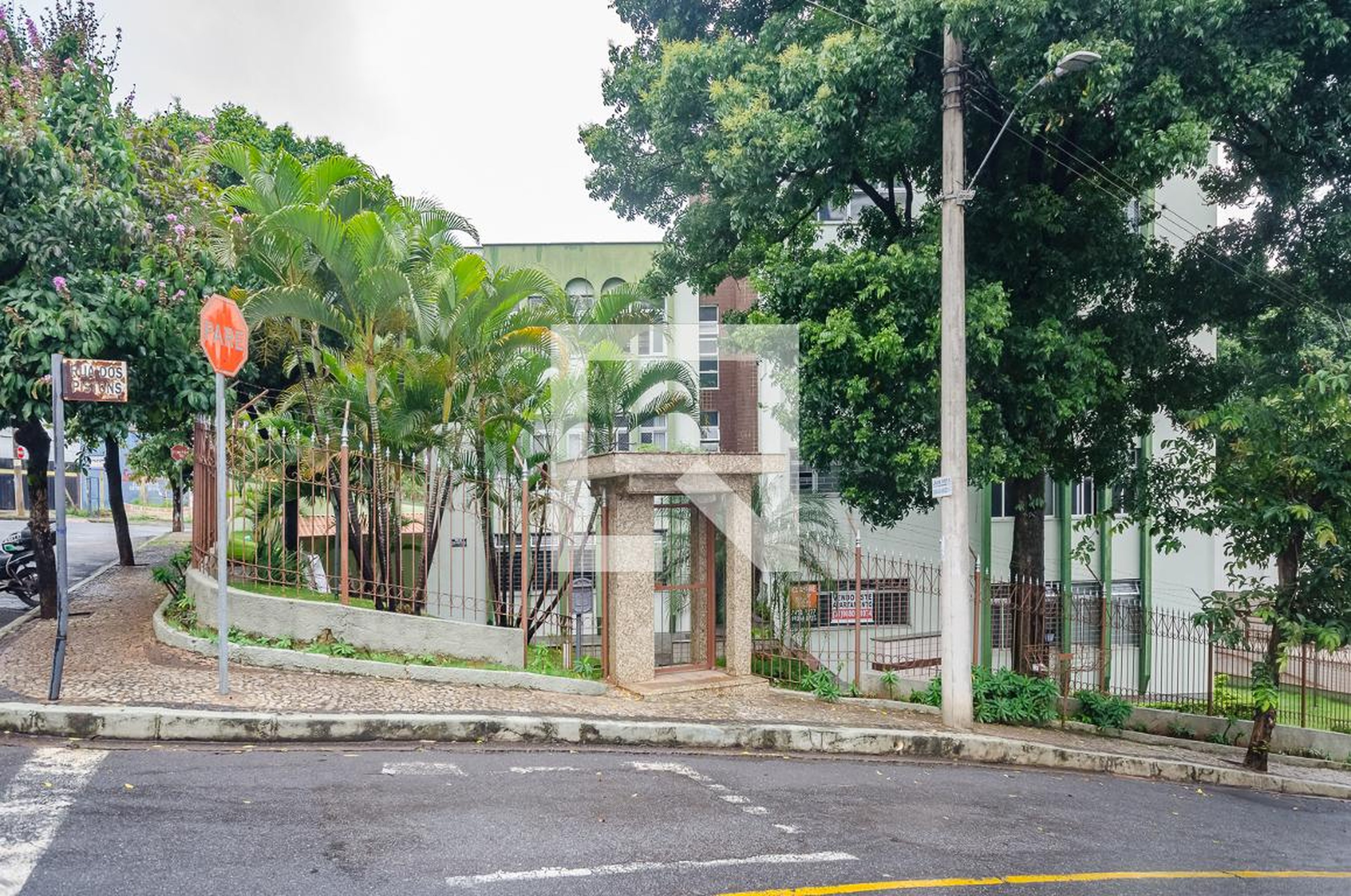 Fachada Condomínio em Rua dos Pistons, 420