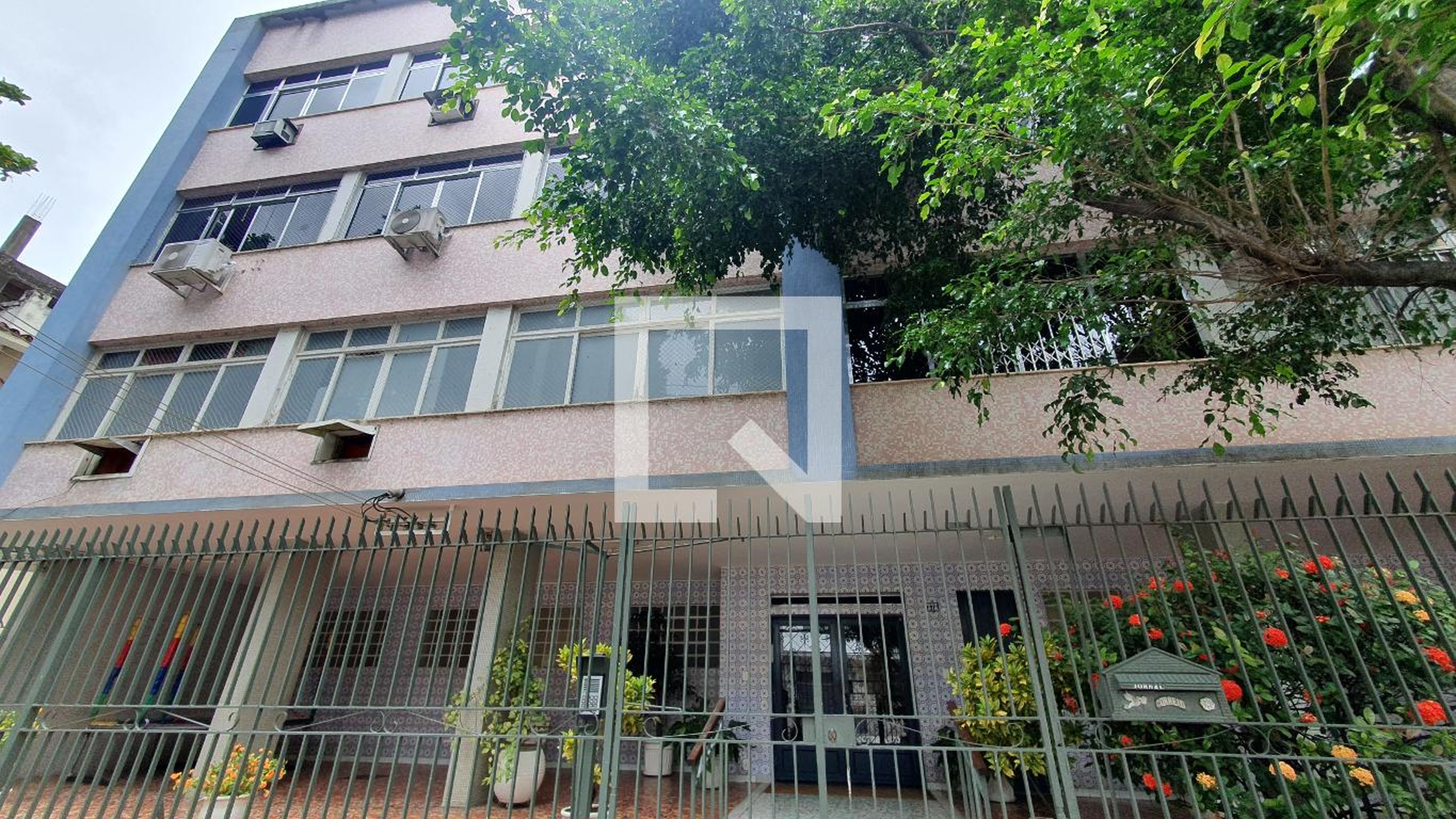 Fachada Condomínio em Rua Ferreira Pontes, 373