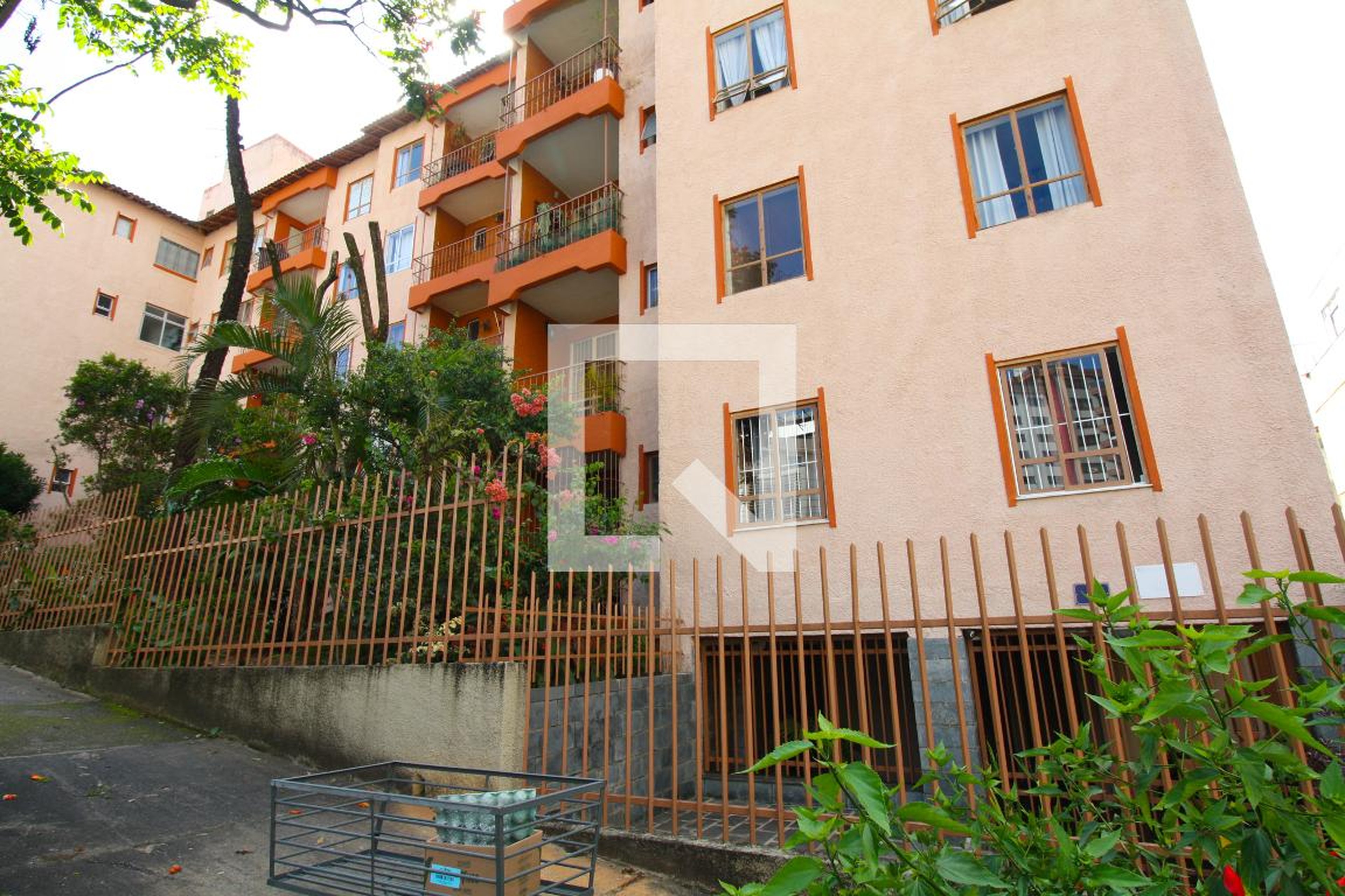 Fachada Condomínio em Rua Adamastor Timburibá, 41