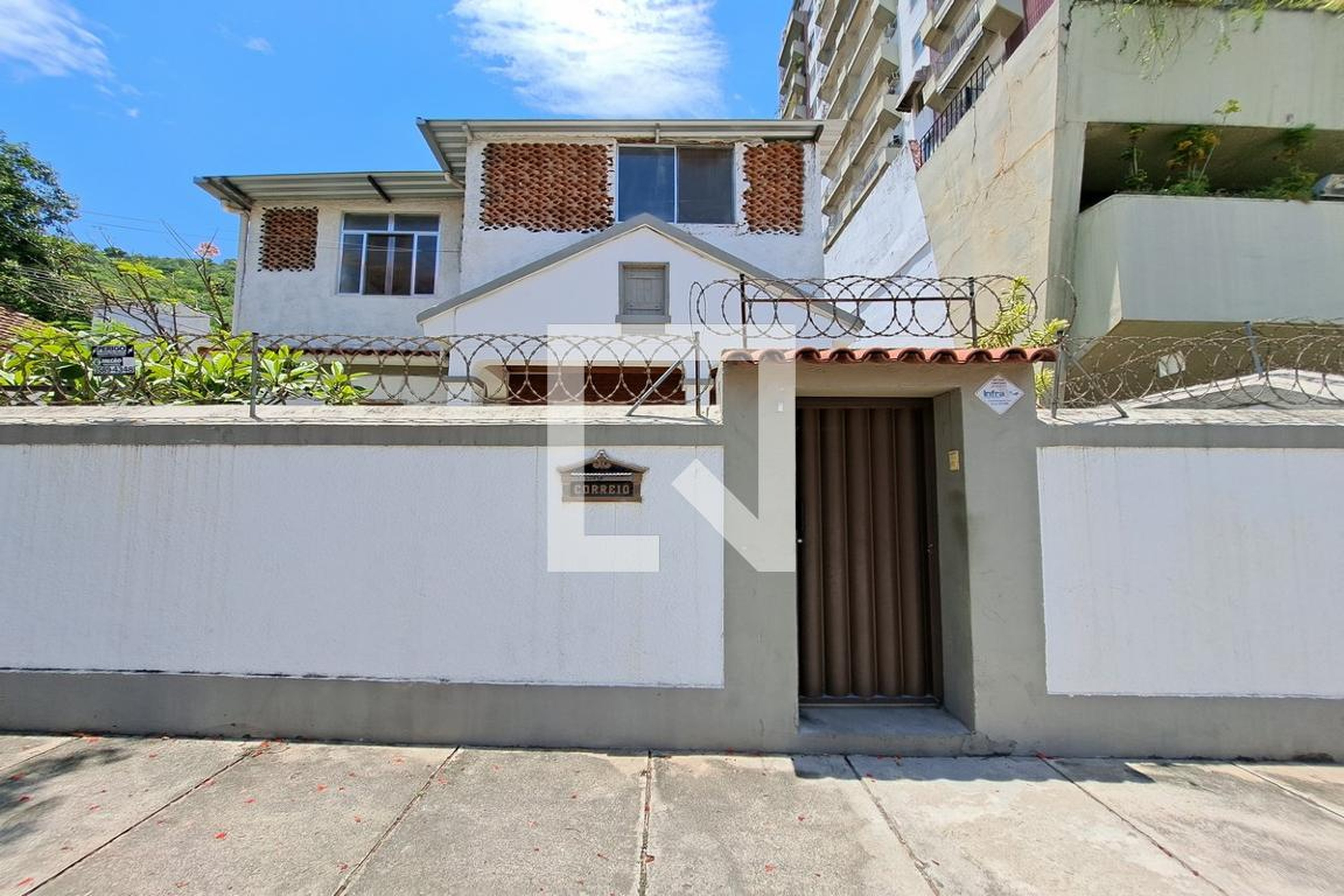 Fachada Condomínio em Travessa Cerqueira Lima, 161