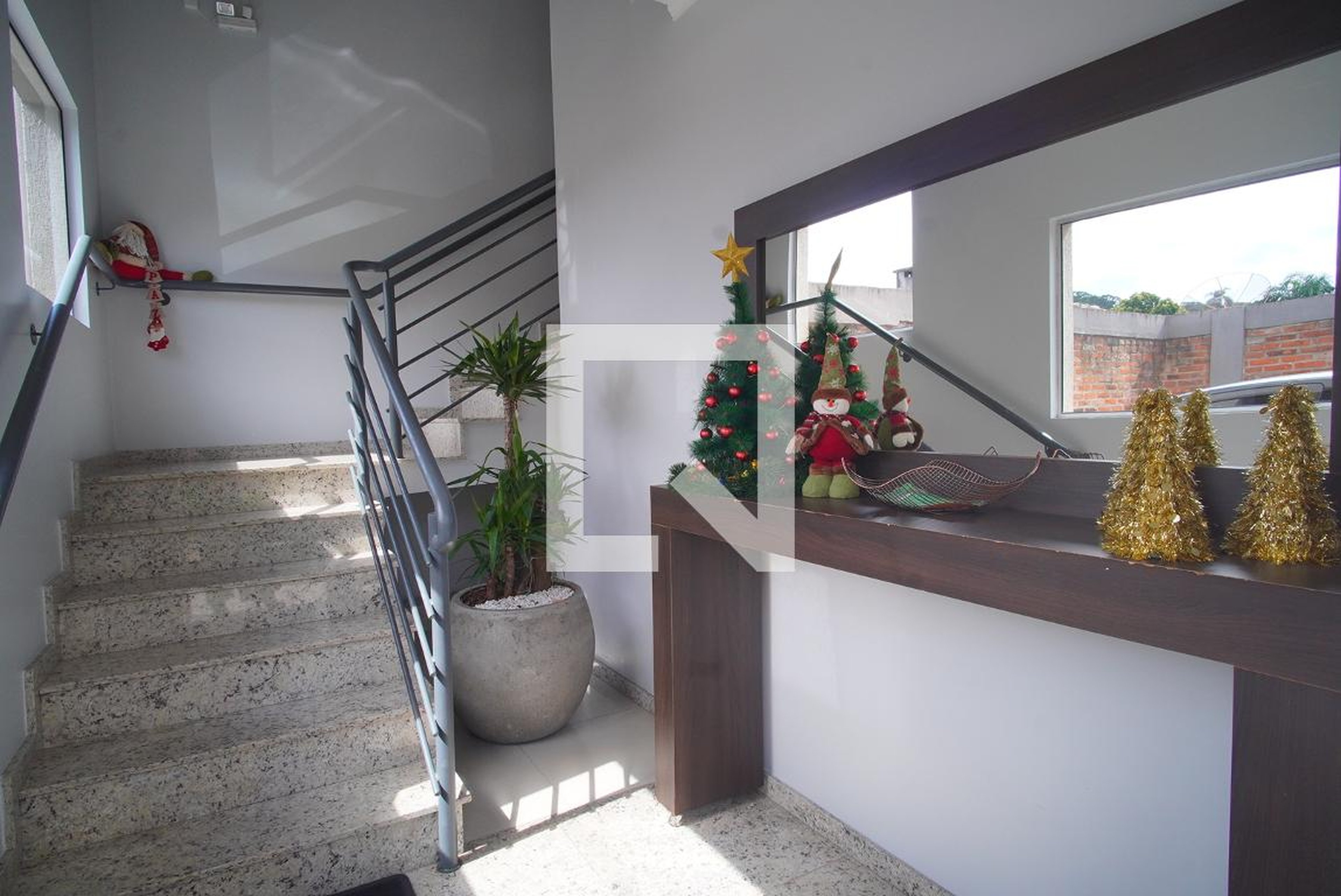 Hall de entrada Condomínio em Rua Engenheiro Jorge Schury, 1118