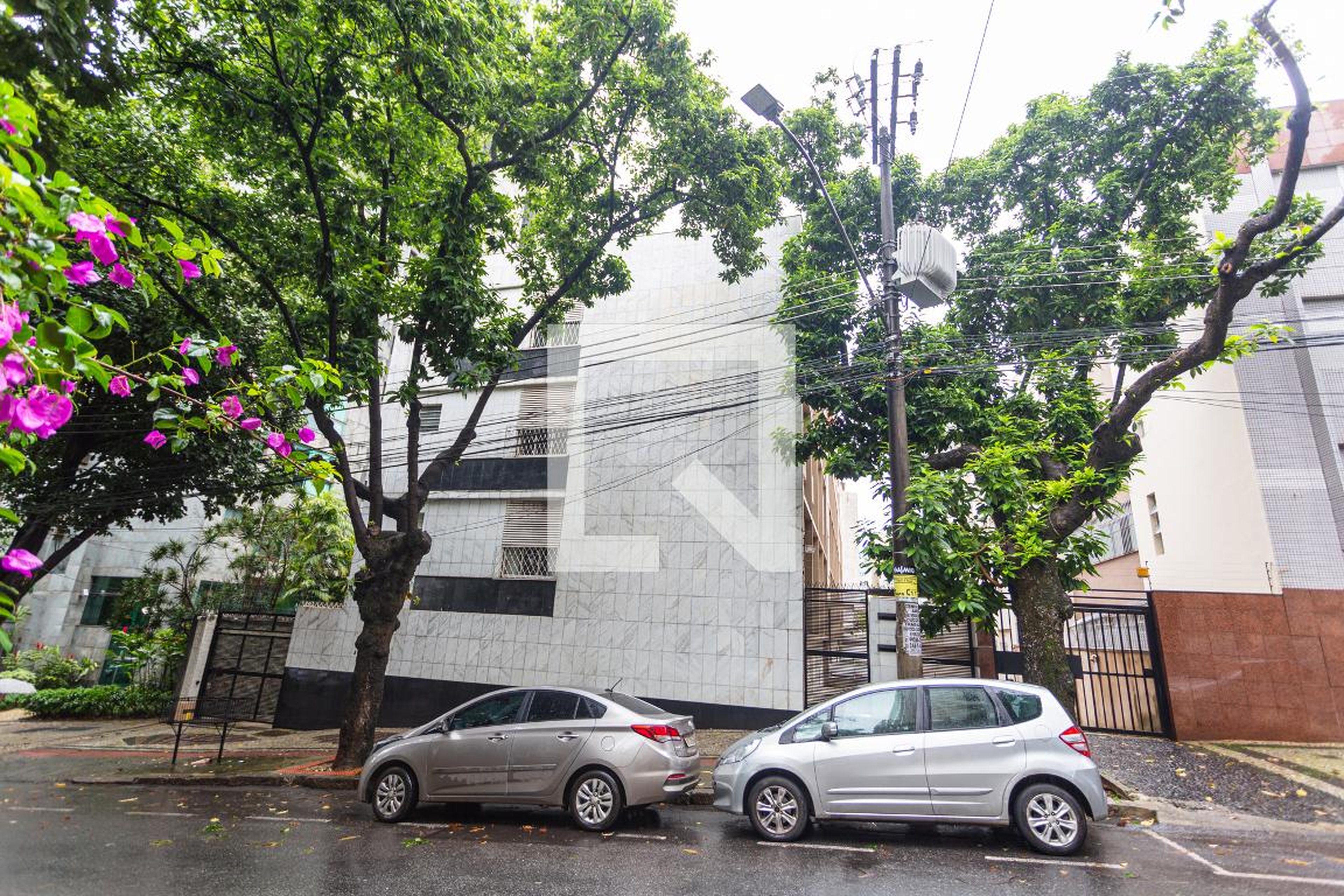 Fachada Condomínio em Avenida Carandaí, 344