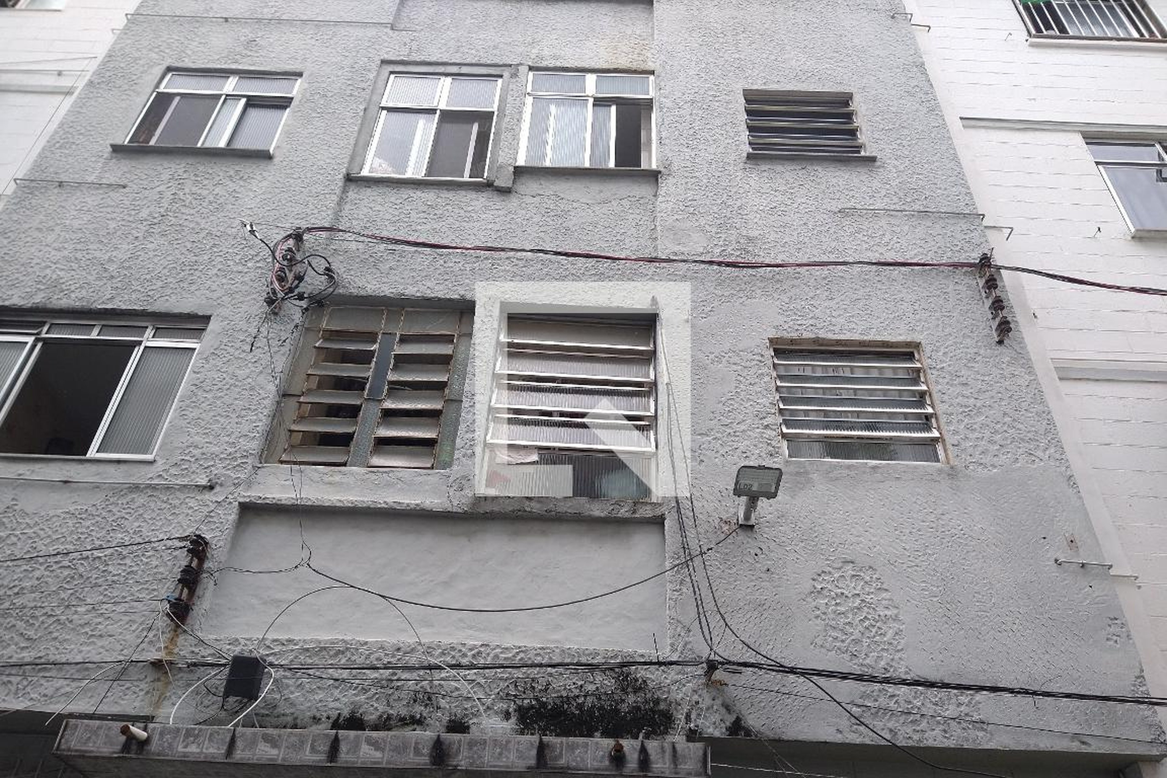 Fachada Condomínio em Estrada da Água Grande, 105