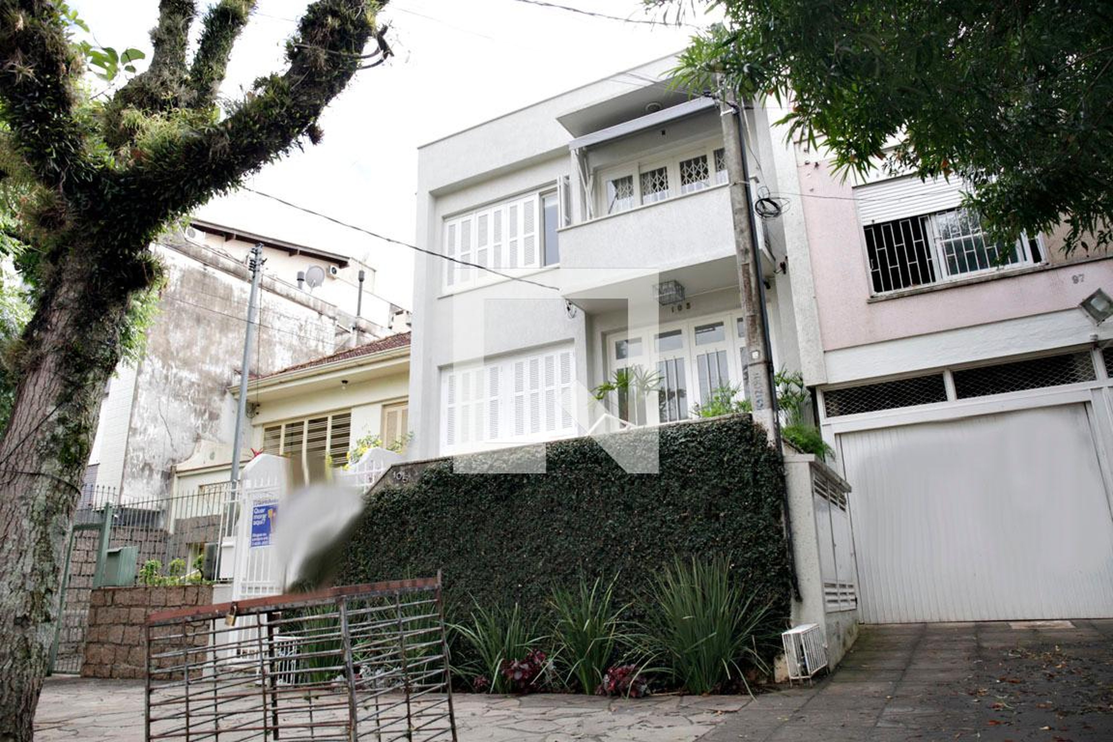 Fachada Condomínio em Rua Amélia Téles, 105