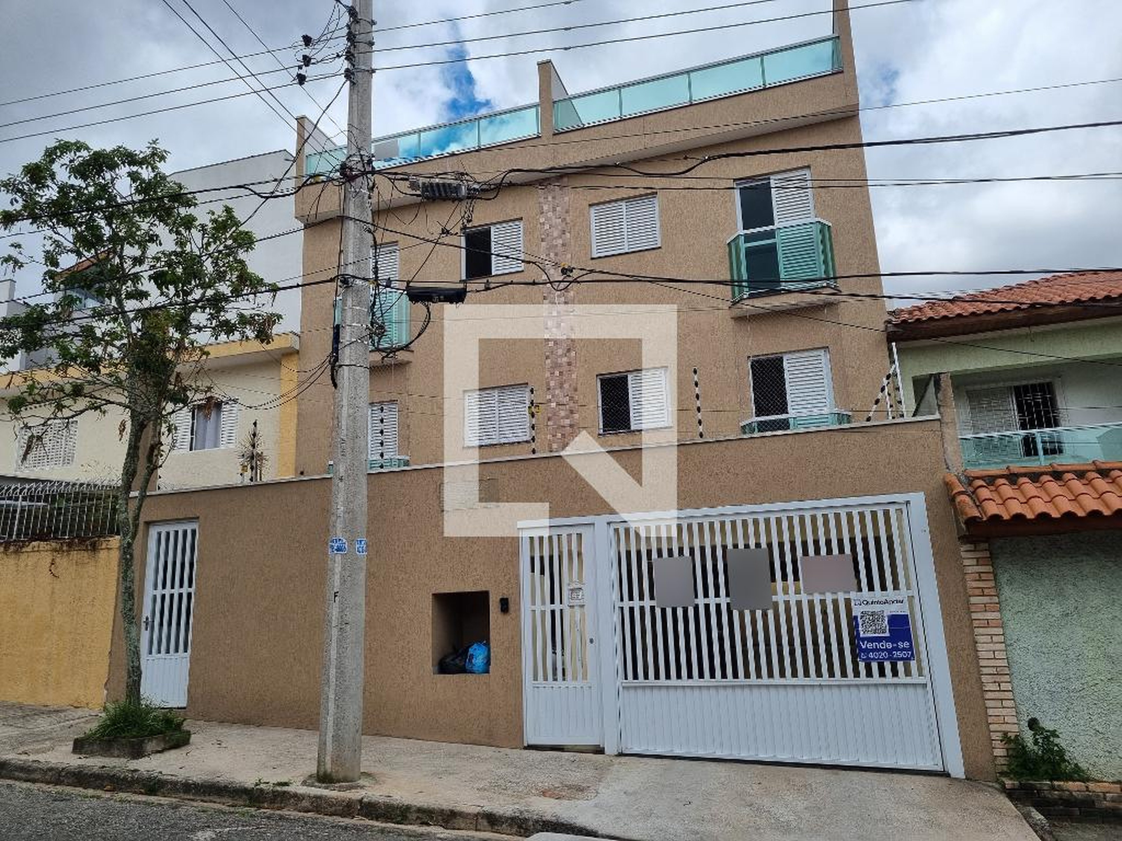 Fachada Condomínio em Rua das Violetas, 166