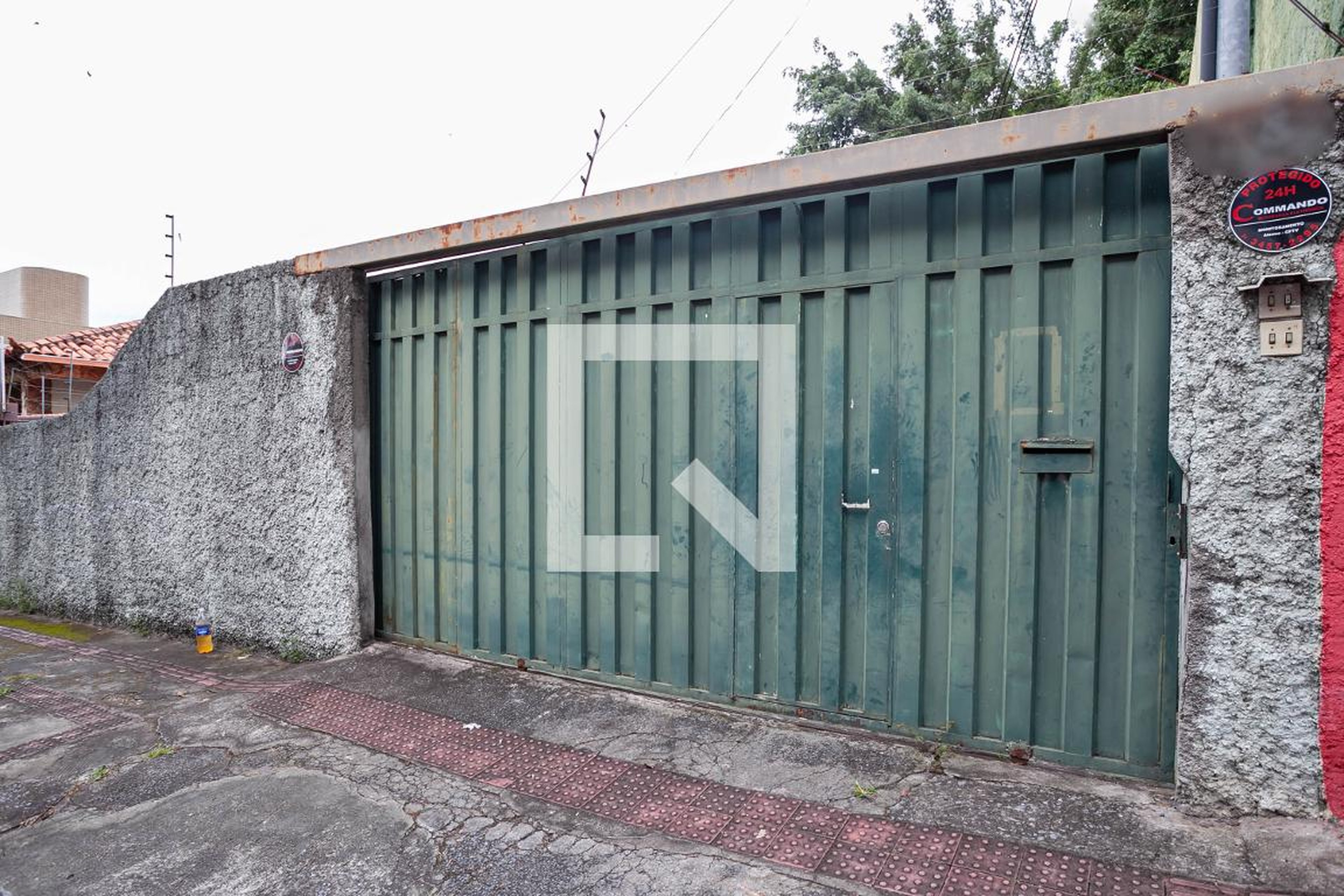 Fachada Condomínio em Rua Felipe João Bajur, 18