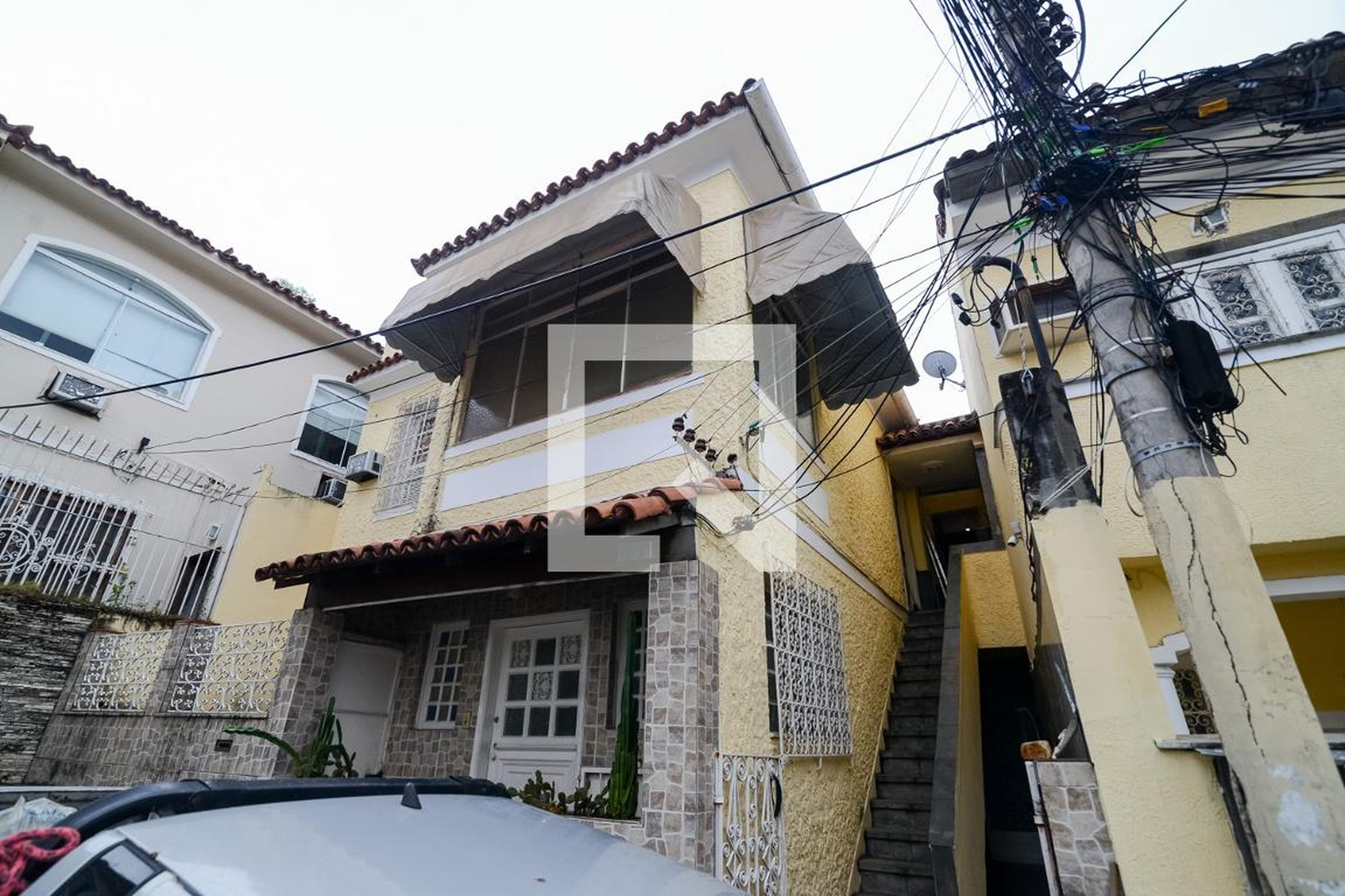 Fachada Condomínio em Rua Américo de Oliveira, 168