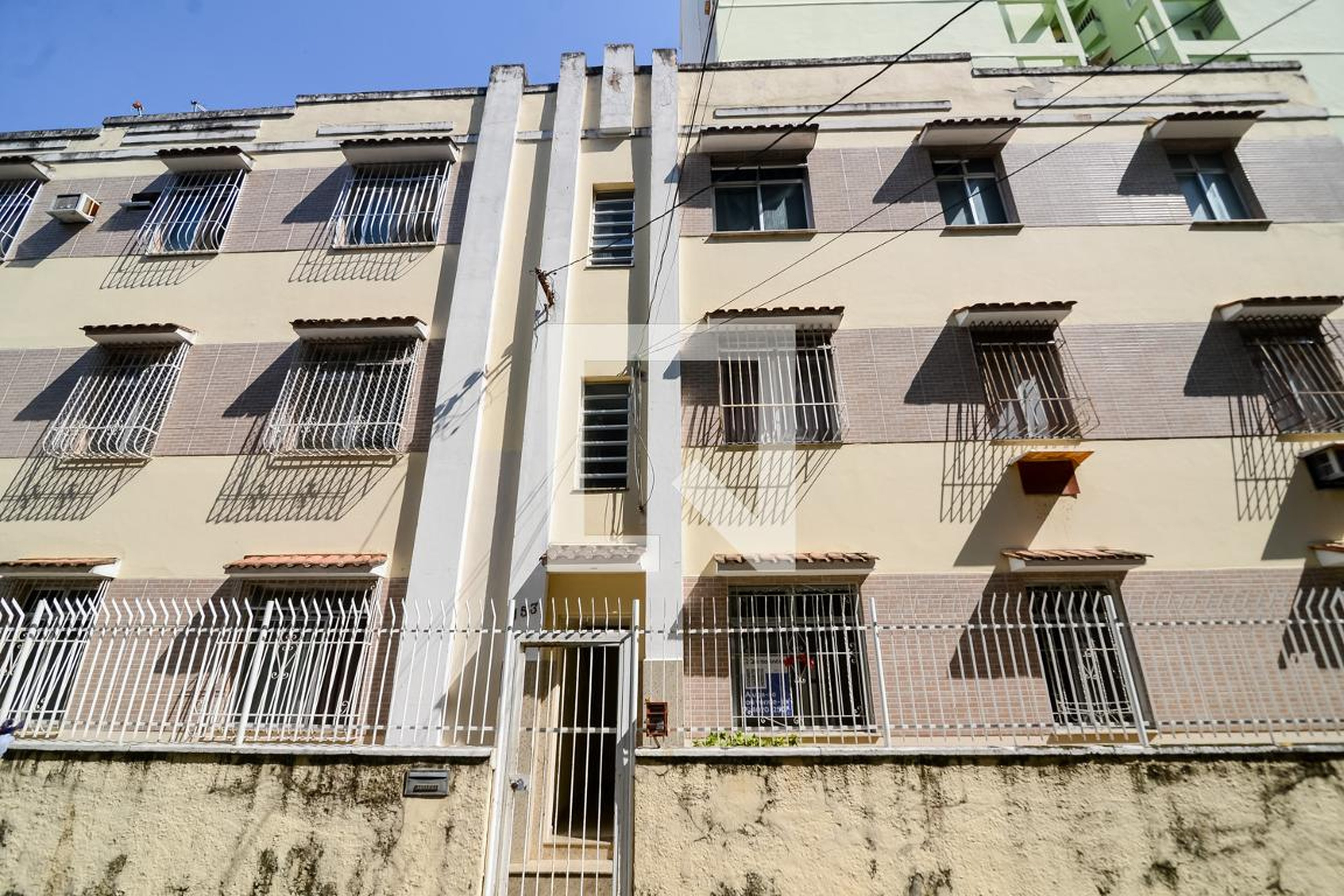 Fachada Condomínio em Rua Clemente Falcão, 153