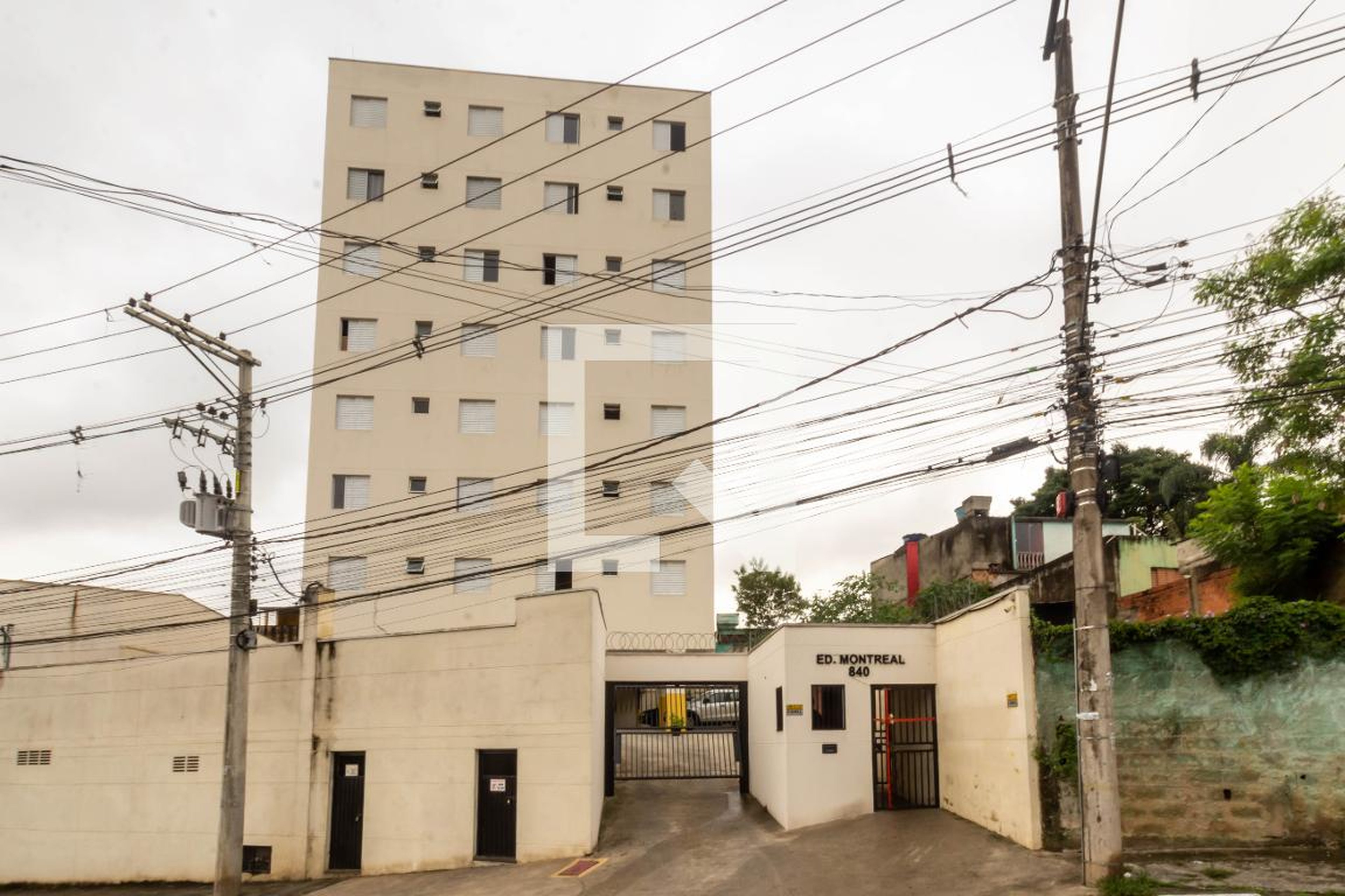 Fachada do Prédio Condomínio em Estrada do Zircônio, 21