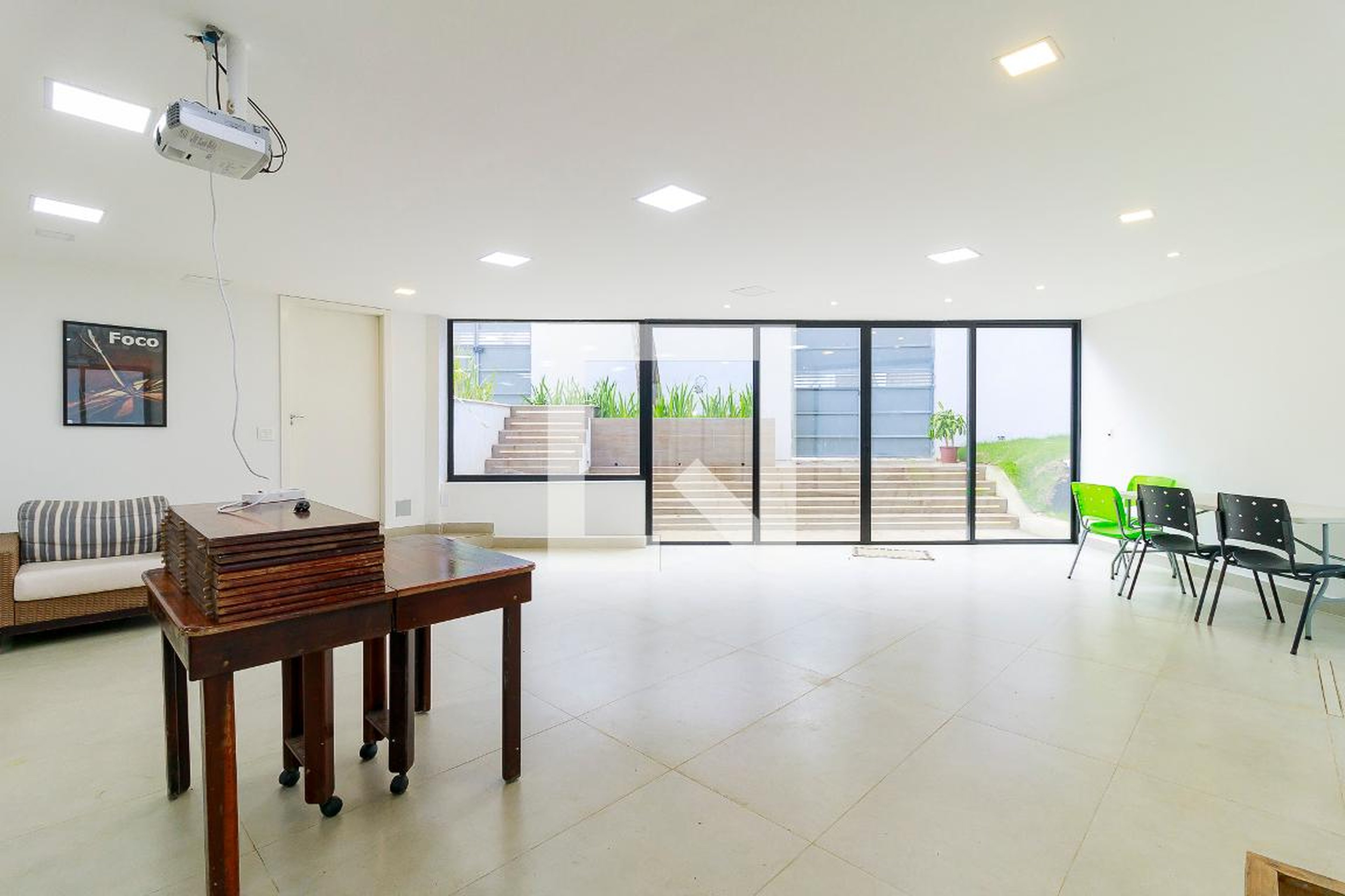 Salão de Festas - Rua particular com porteiro e portão automático