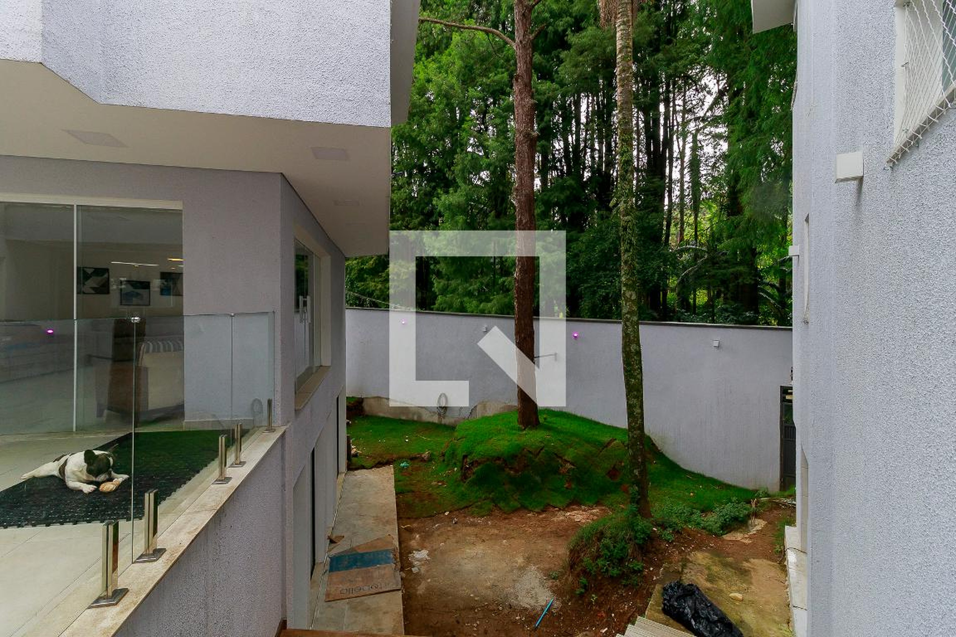 Área Externa - Rua particular com porteiro e portão automático