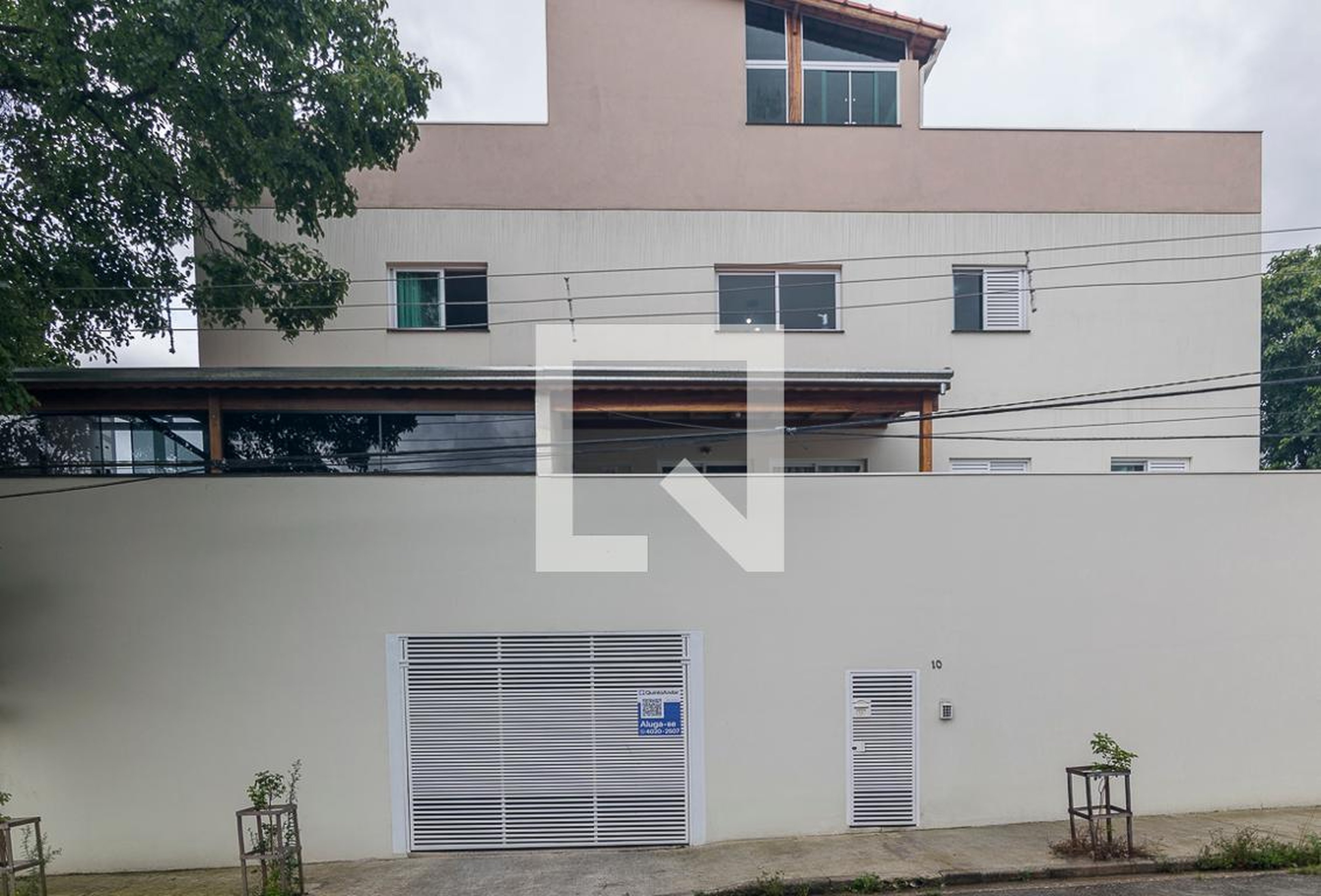 Fachada Condomínio em Rua Cesário Alvin, 10