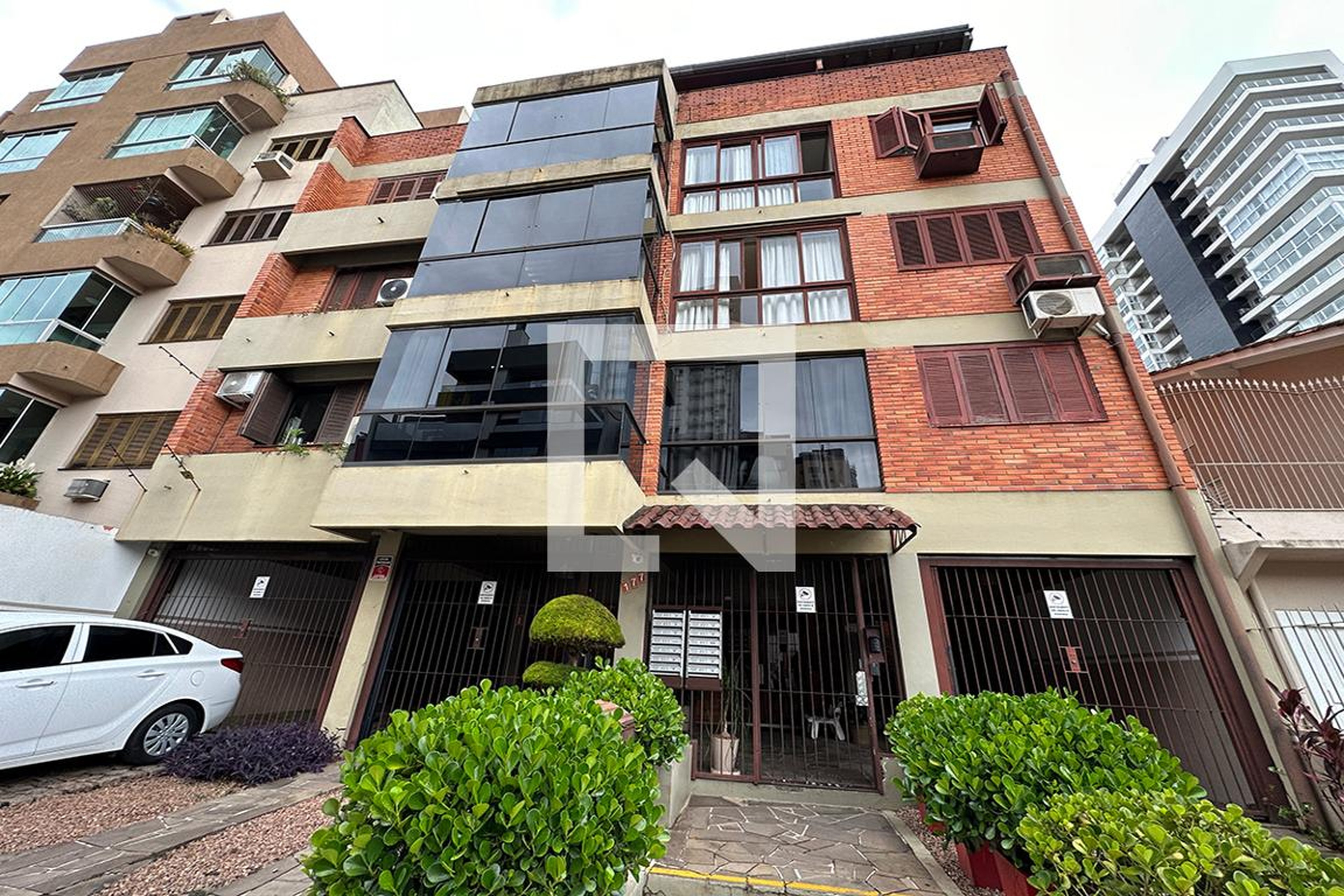 Fachada do Condomínio Edifício Eliane