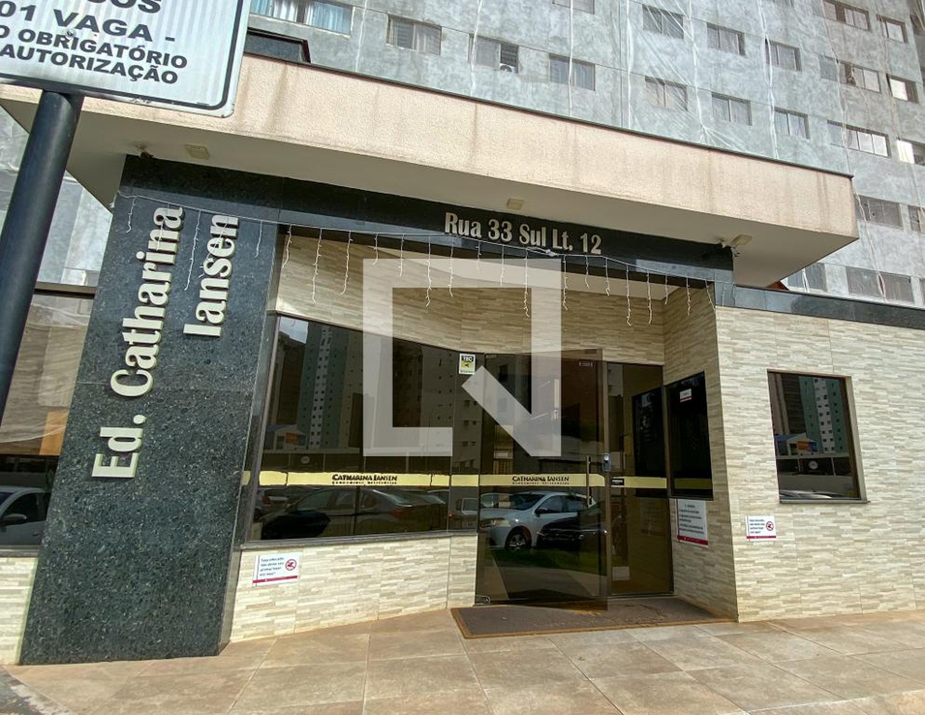 Fachada Condomínio em Rua 33 Sul, 12