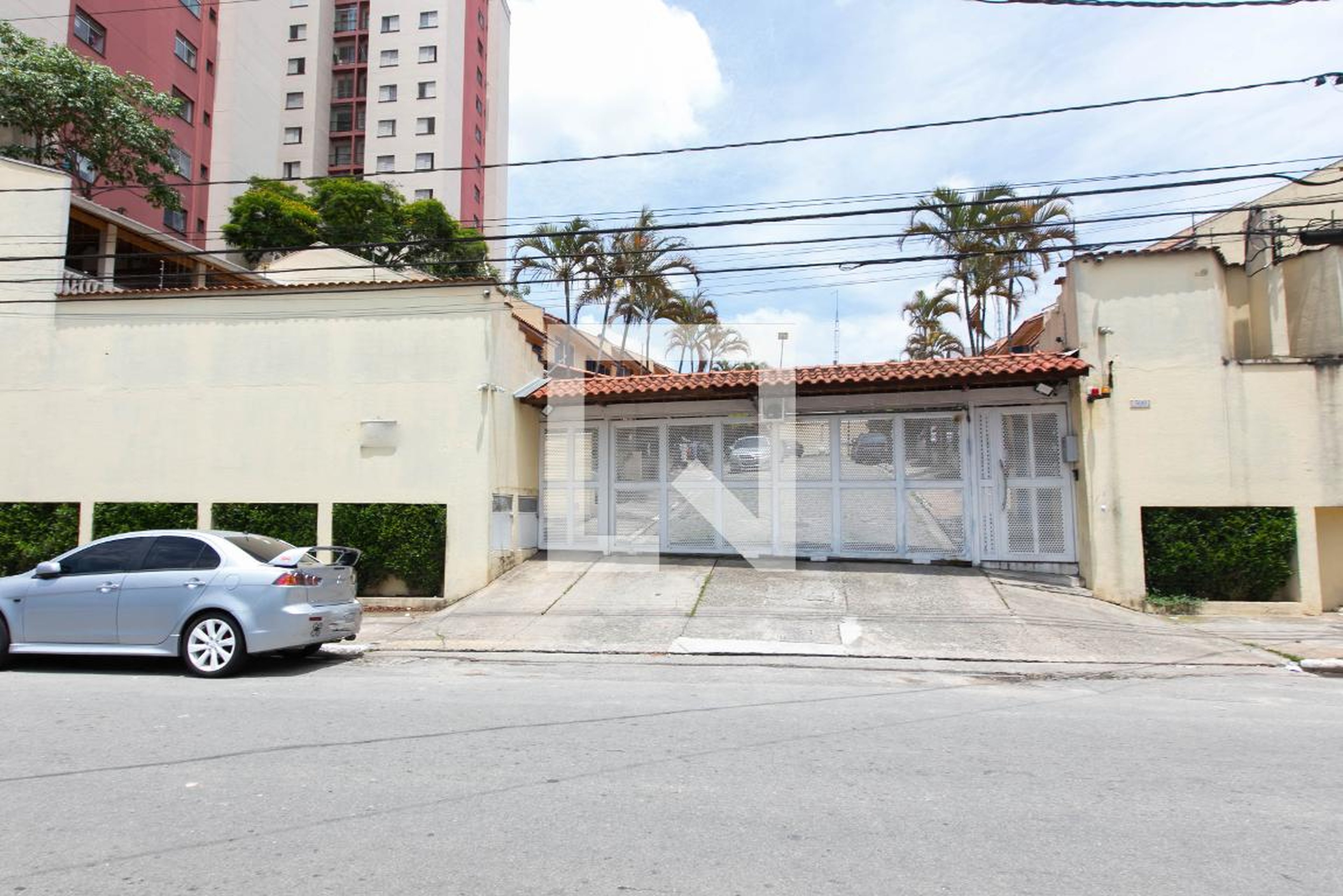 Fachada do Condomínio Condomínio Conjunto Residencial Quality Home Jardim das Hortências