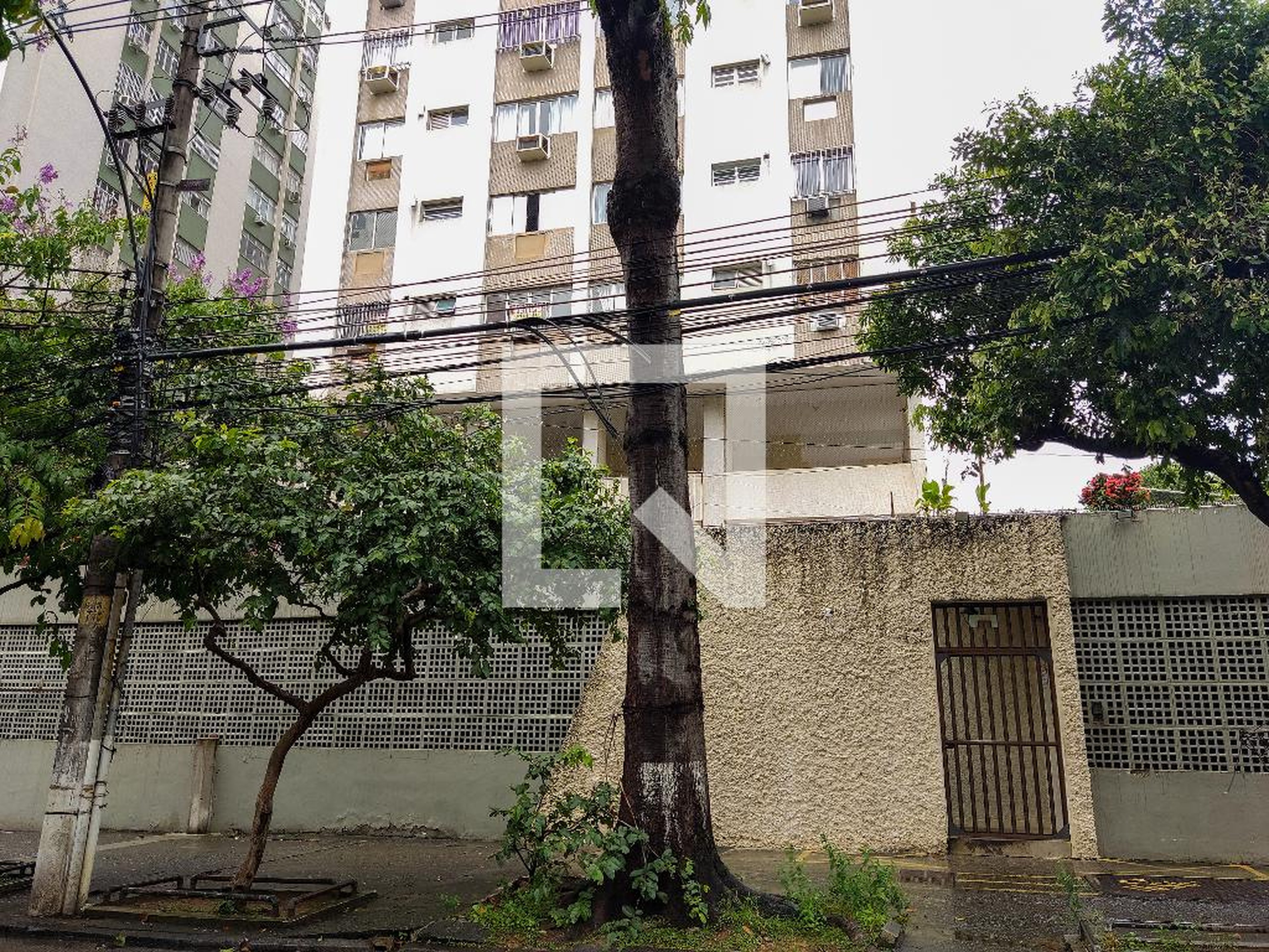 Fachada do Condomínio Edifício Solar da Carolina