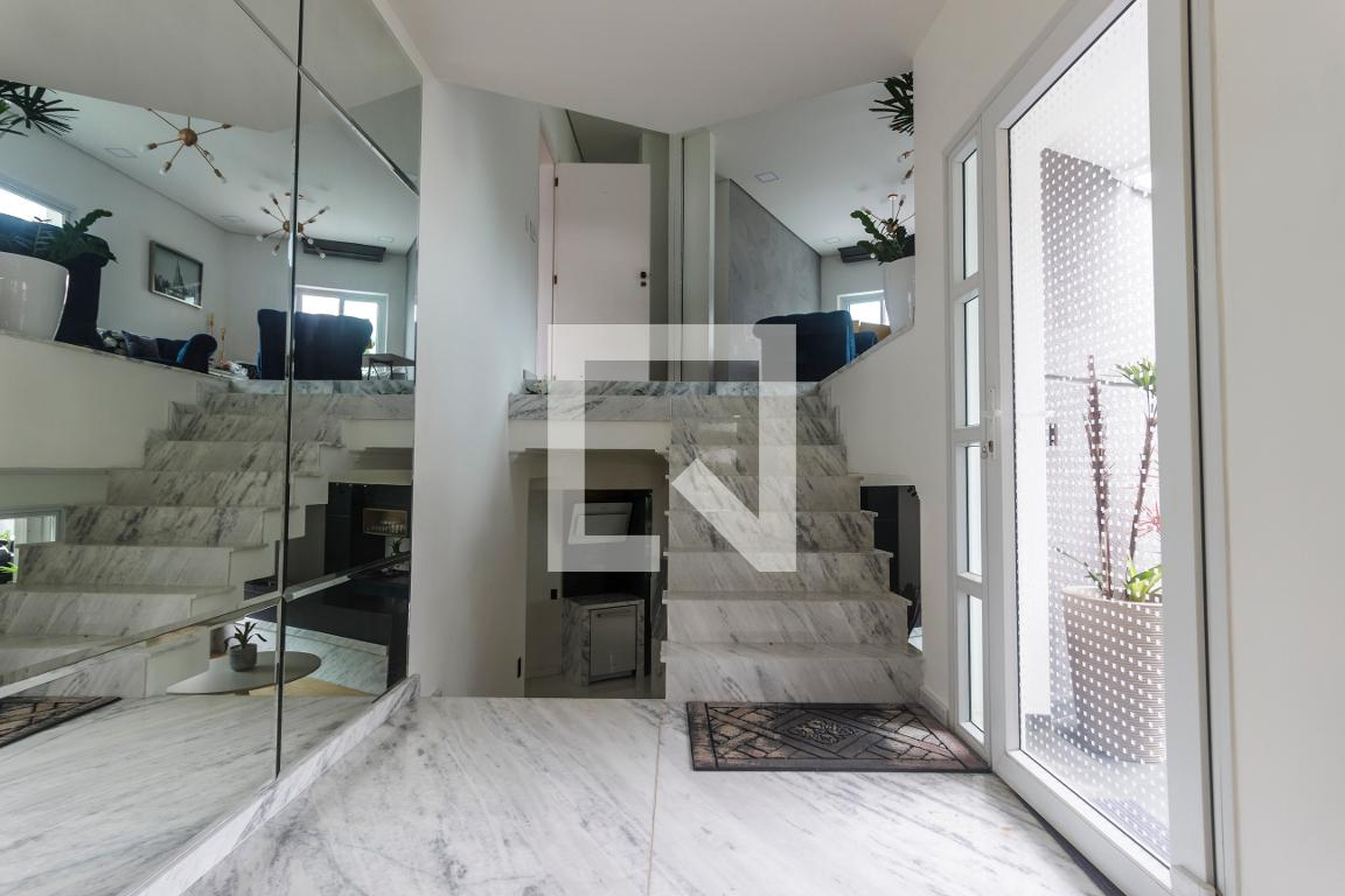 Hall de entrada Condomínio em Alameda Jurema, 354