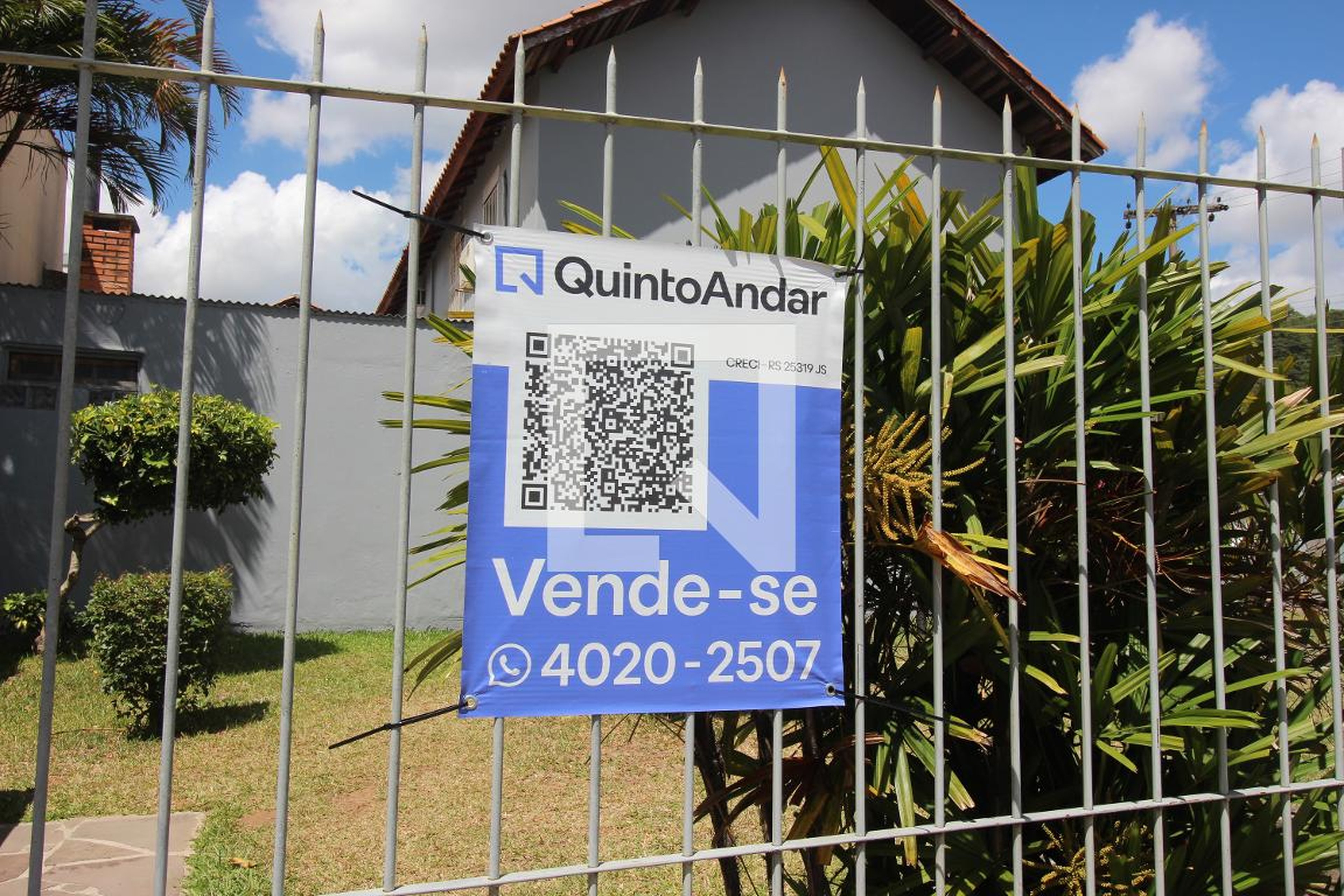 Fachada do Condomínio Condomínio Bougainville III