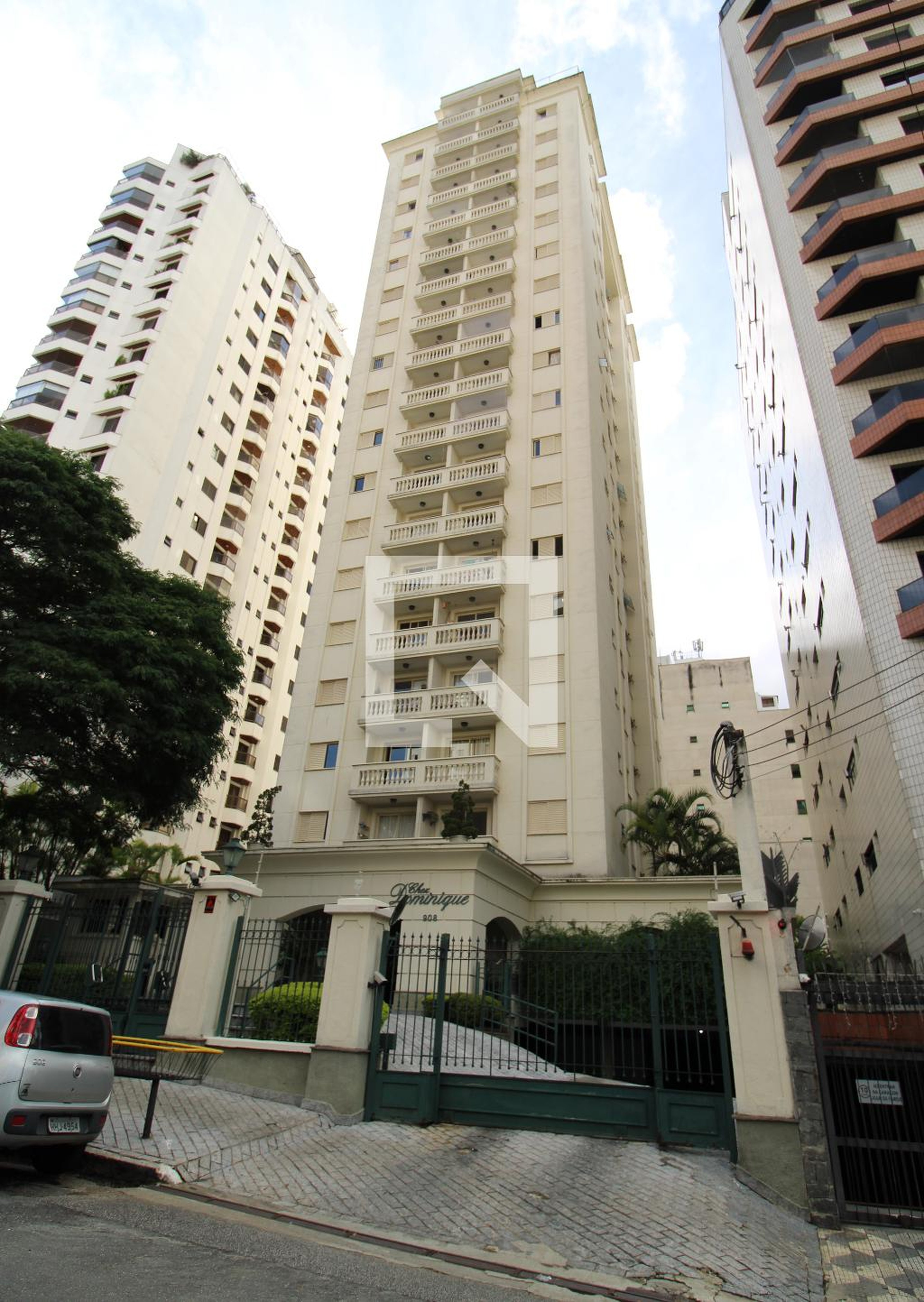 Fachada do prédio Condomínio Chez Dominique