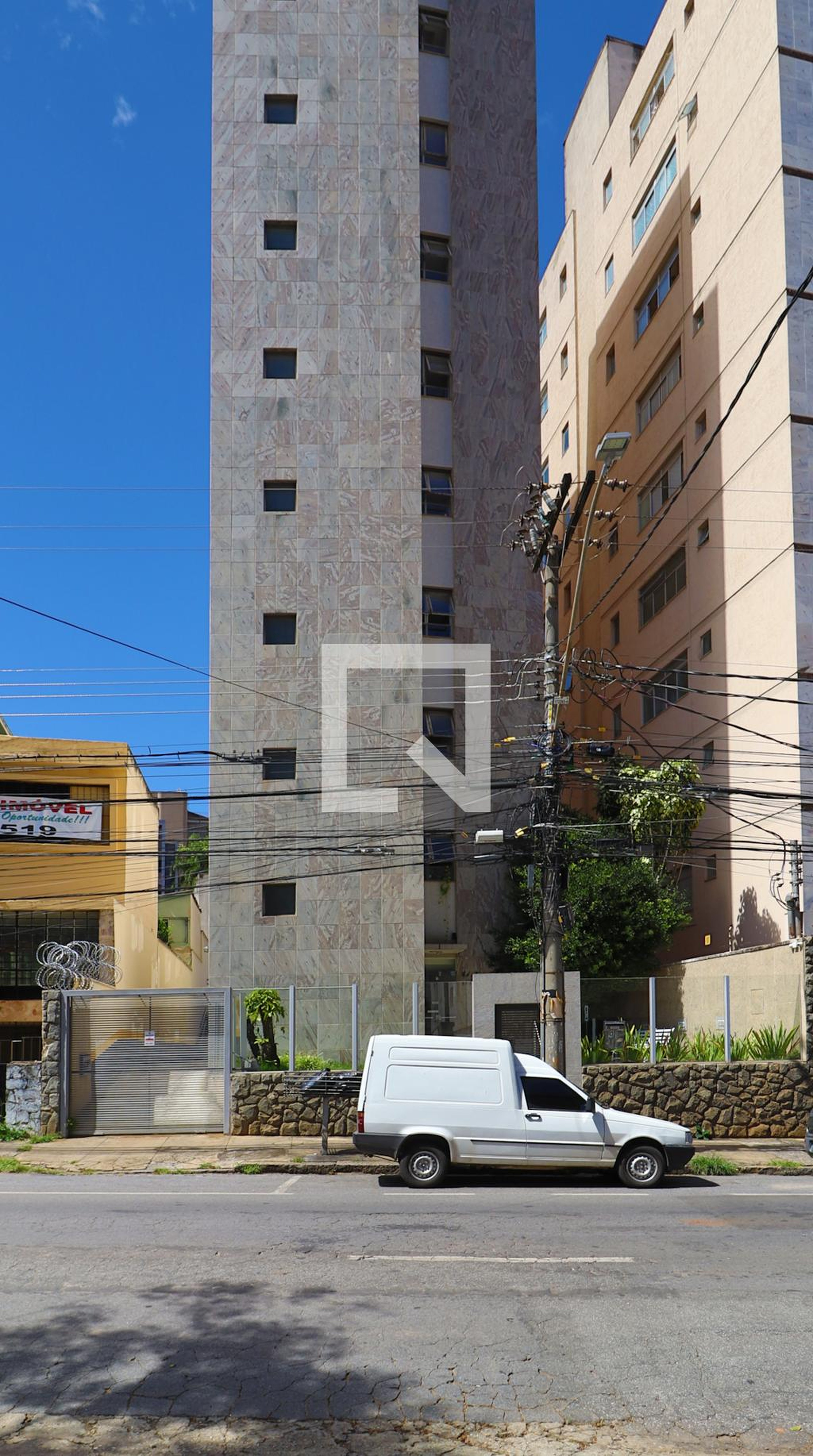 Fachada Condomínio em Rua Montes Claros, 494